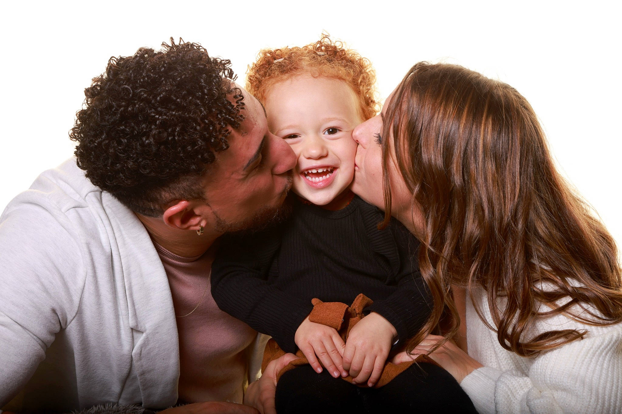 Alya participe au concours pour gagner de l'argent avec cette photo : blond, brown_hair, child, event, eye, flash_photography, formal_wear, fun, gesture, grass, happy, hug, iris, jewellery, joy, laugh, love, people_in_nature, person, romance