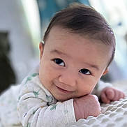 Ayden participe au concours pour gagner de l'argent avec cette photo : baby, blanket, child, clothing, cozy, cute, expression, eyes, face, hand, head, indoors, infant, lying_down, portrait, skin, smiling, soft_focus, toddler, young