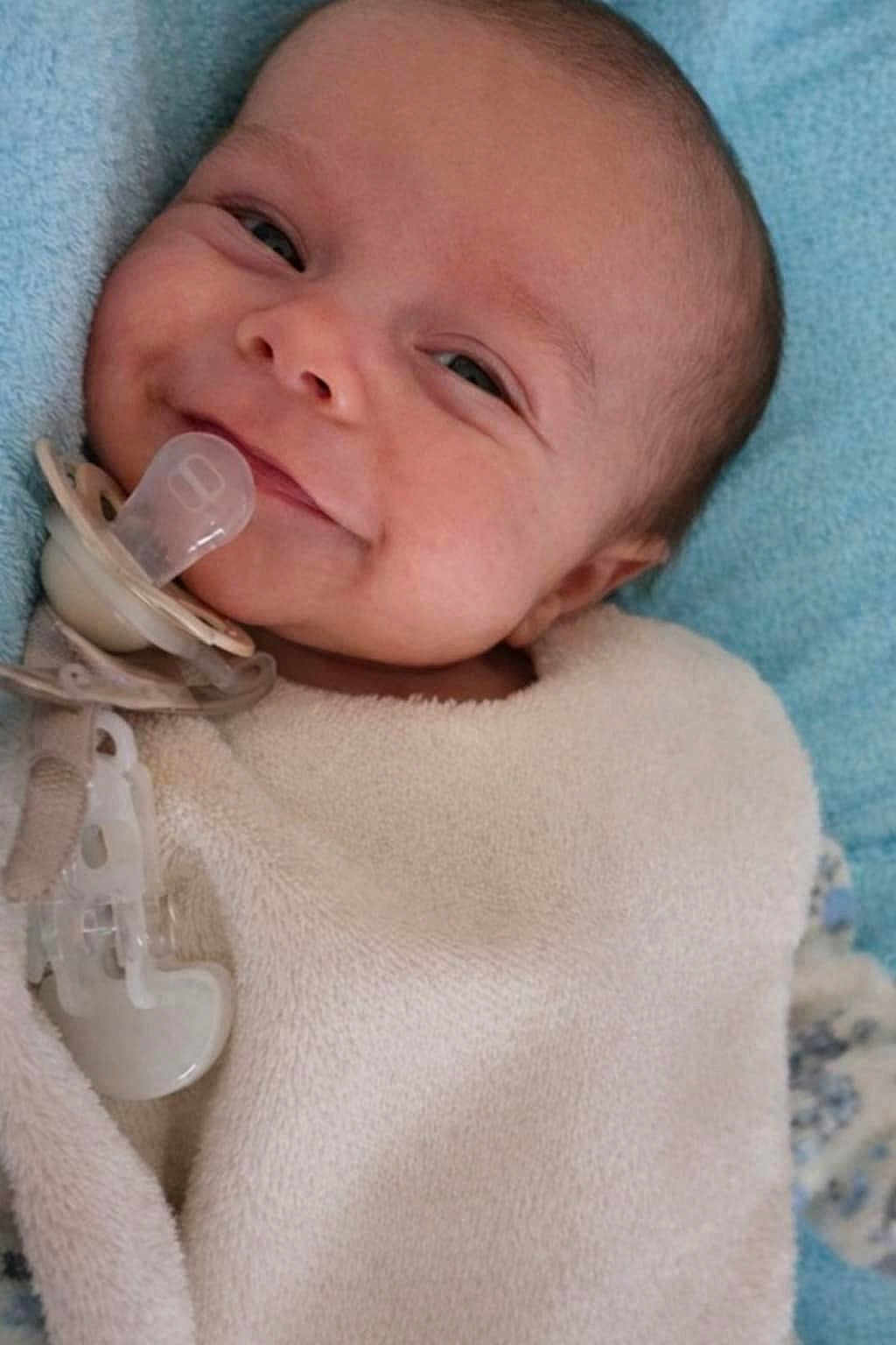Augustin a rejoint le concours — aidez-le/la à gagner de superbes lots ! baby, smile, pacifier, blanket, infant, face, closeup, child, soft, cozy, cute, lying_down, wrapped, skin, portrait, happy, newborn, warm, toddler, bed