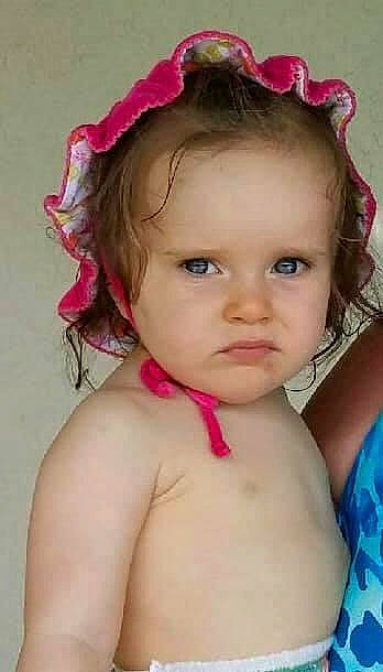 Ana a rejoint le concours — aidez-le/la à gagner de superbes lots ! arm, cheek, chin, ear, eye, eyebrow, eyelash, face, forehead, hair, happy, head, headgear, iris, lip, mouth, neck, person, pink, shoulder