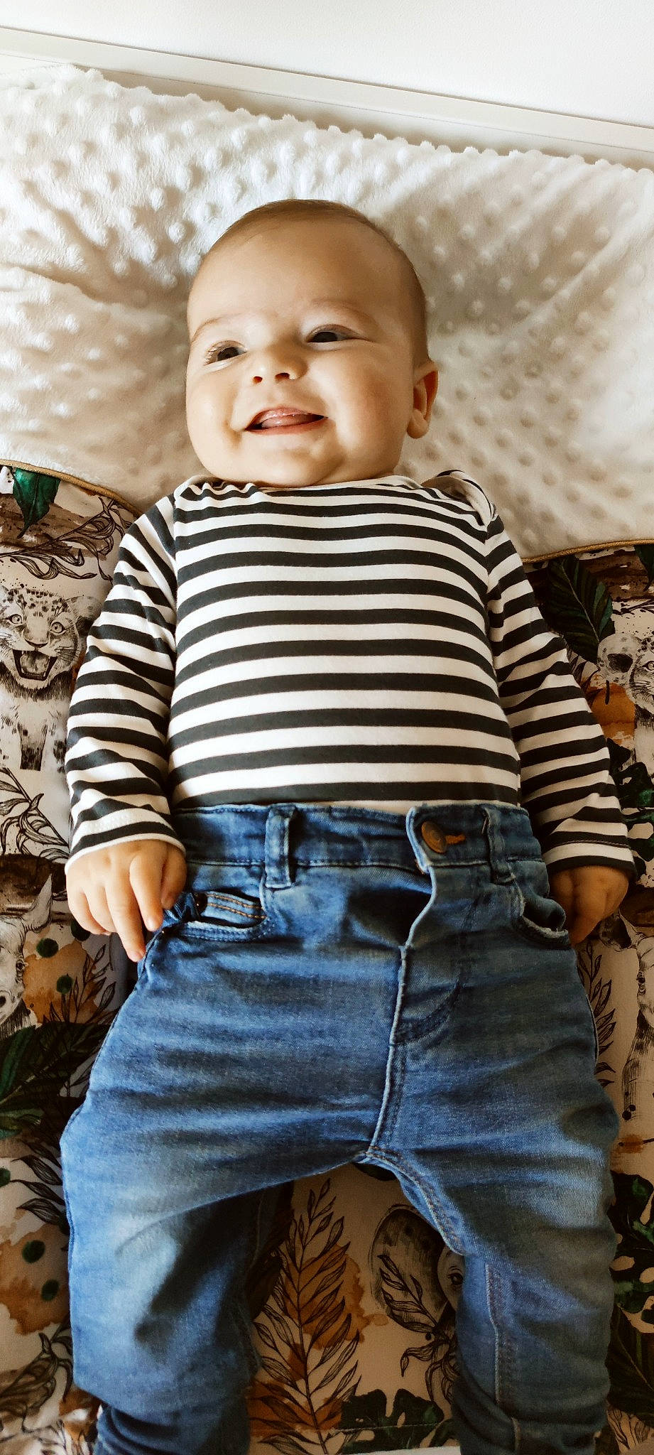 Malone participe au concours pour gagner de l'argent avec cette photo : arm, baby_toddler_clothing, black, clothing, collar, dress_shirt, eye, hairstyle, human, iris, joy, organ, person, photograph, shorts, skin, sleeve, smile, standing, t_shirt