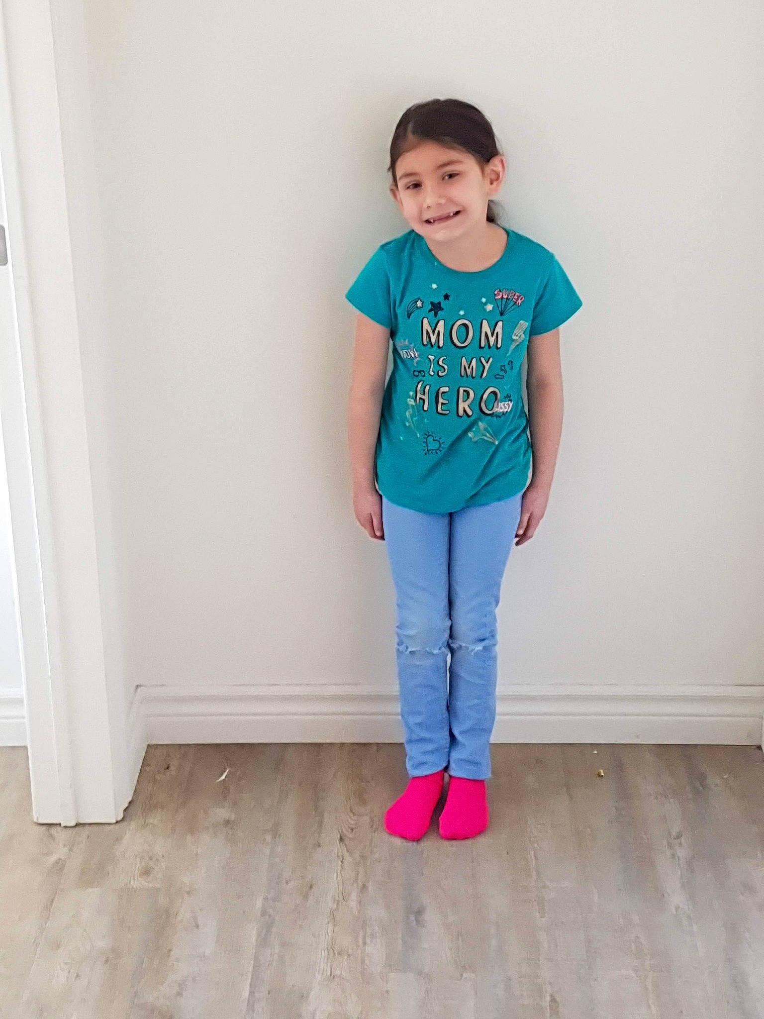 Océane a rejoint le concours — aidez-le/la à gagner de superbes lots ! denim, door, electric_blue, fashion_design, flooring, happy, hardwood, human_leg, joy, knee, neck, pattern, person, shoulder, sleeve, sportswear, street_fashion, t_shirt, thigh, trunk