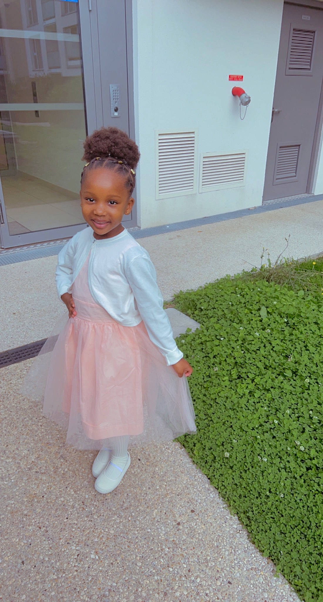 Eden a rejoint le concours — aidez-le/la à gagner de superbes lots ! baby_toddler_clothing, child, day_dress, door, flooring, fun, grass, happy, hedge, joy, magenta, pattern, people_in_nature, person, shrub, sitting, smile, toddler, vacation, vintage_clothing