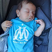 Mattéo a rejoint le concours — aidez-le/la à gagner de superbes lots ! baby, sleeping, infant, blue_shirt, car_seat, pillow, child, person, clothing, face, hand, resting, peaceful, cute, indoors, portrait, young_child, casual, comfort, toddler
