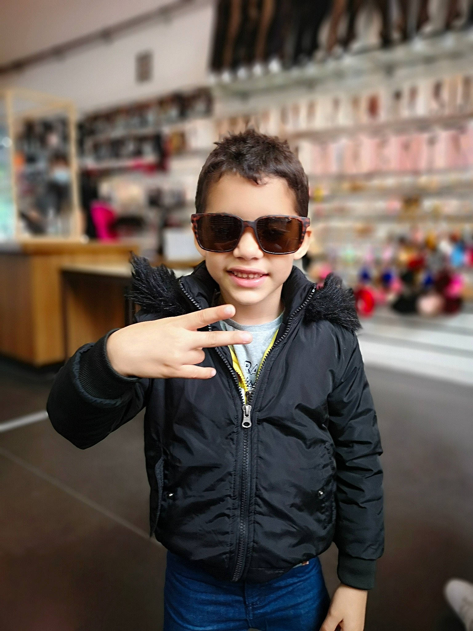 Jonathan participe au concours pour gagner de l'argent avec cette photo : beard, black_hair, blazer, cool, denim, eyewear, fashion_design, fun, gesture, glasses, goggles, jeans, joy, people, person, photograph, sleeve, standing, street_fashion, sunglasses