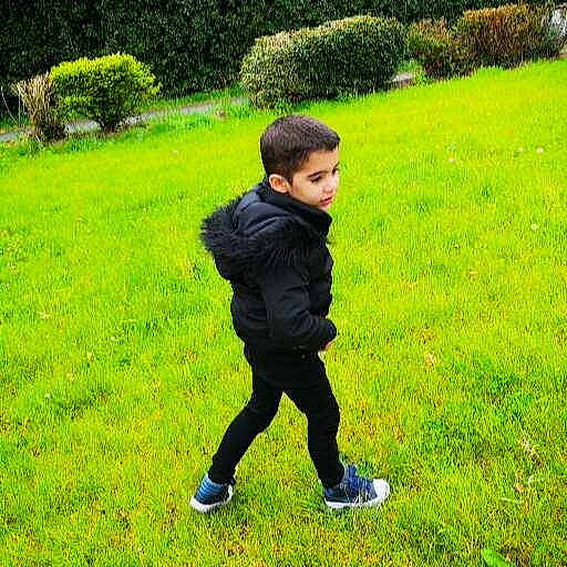 Jonathan participe au concours pour gagner de l'argent avec cette photo : footwear, grass, grass_family, grassland, groundcover, happy, head, lawn, leaf, leg, leisure, meadow, morning, natural_environment, natural_landscape, outerwear, people_in_nature, person, plant, toddler