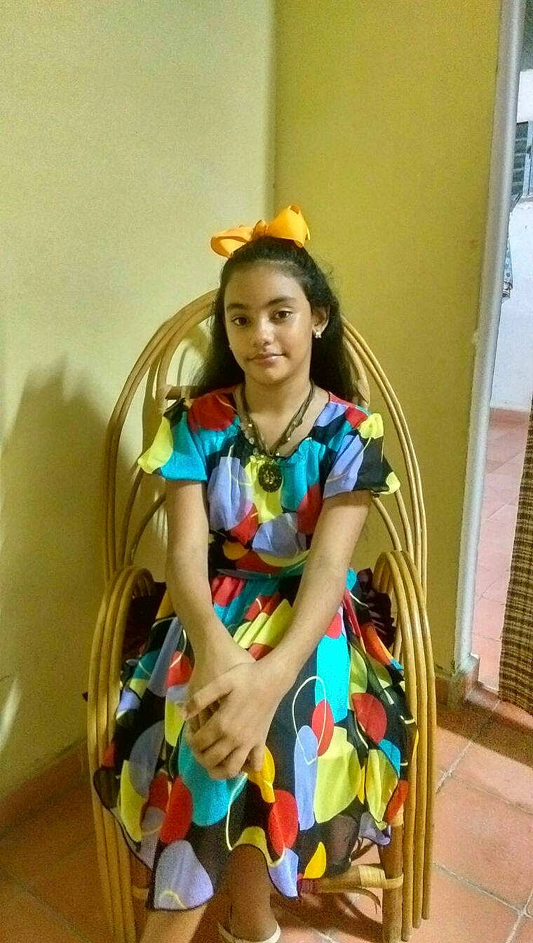 Legna Lisbhet a rejoint le concours — aidez-le/la à gagner de superbes lots ! baby_toddler_clothing, chair, day_dress, electric_blue, fashion_accessory, fashion_design, hairstyle, happy, human_leg, jewellery, joy, neck, pattern, person, sitting, sleeve, smile, street_fashion, thigh, trunk