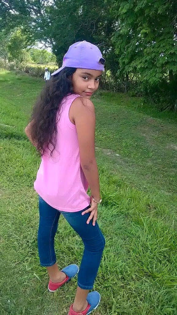 Legna Lisbhet a rejoint le concours — aidez-le/la à gagner de superbes lots ! active_pants, baseball_cap, cap, electric_blue, grass, grassland, happy, headwear, joy, knee, leisure, magenta, people_in_nature, person, plant, sleeve, sportswear, sweatpant, t_shirt, thigh