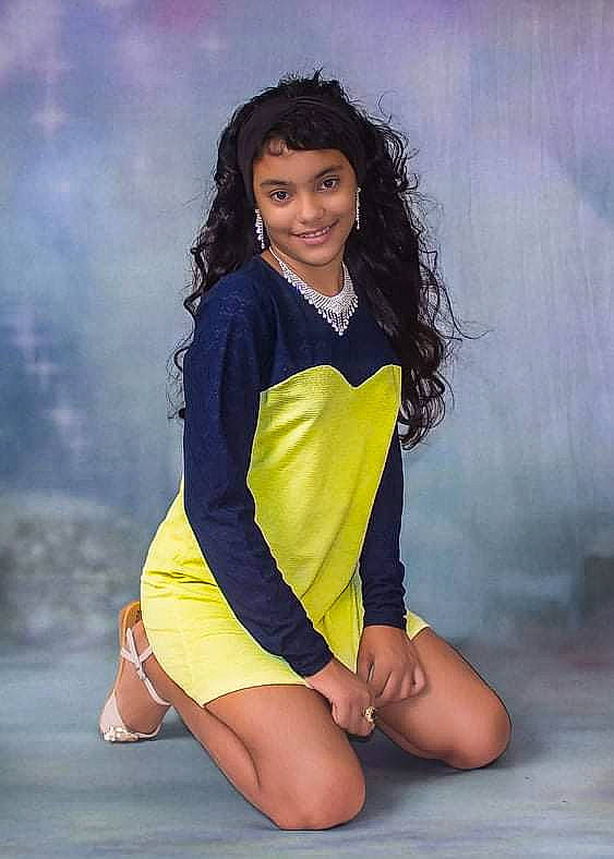 Legna Lisbhet a rejoint le concours — aidez-le/la à gagner de superbes lots ! arm, black_hair, day_dress, dress, electric_blue, face, fashion_design, flash_photography, gesture, hair, happy, head, headwear, joy, knee, long_hair, makeover, one_piece_garment, person, sleeve