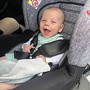 Liam participe au concours pour gagner de l'argent avec cette photo : baby, car_seat, smiling, child, infant, blanket, seatbelt, car_interior, happy, sitting, clothing, person, cute, young_child, safety, seat, head, face, baby_clothes, toddler