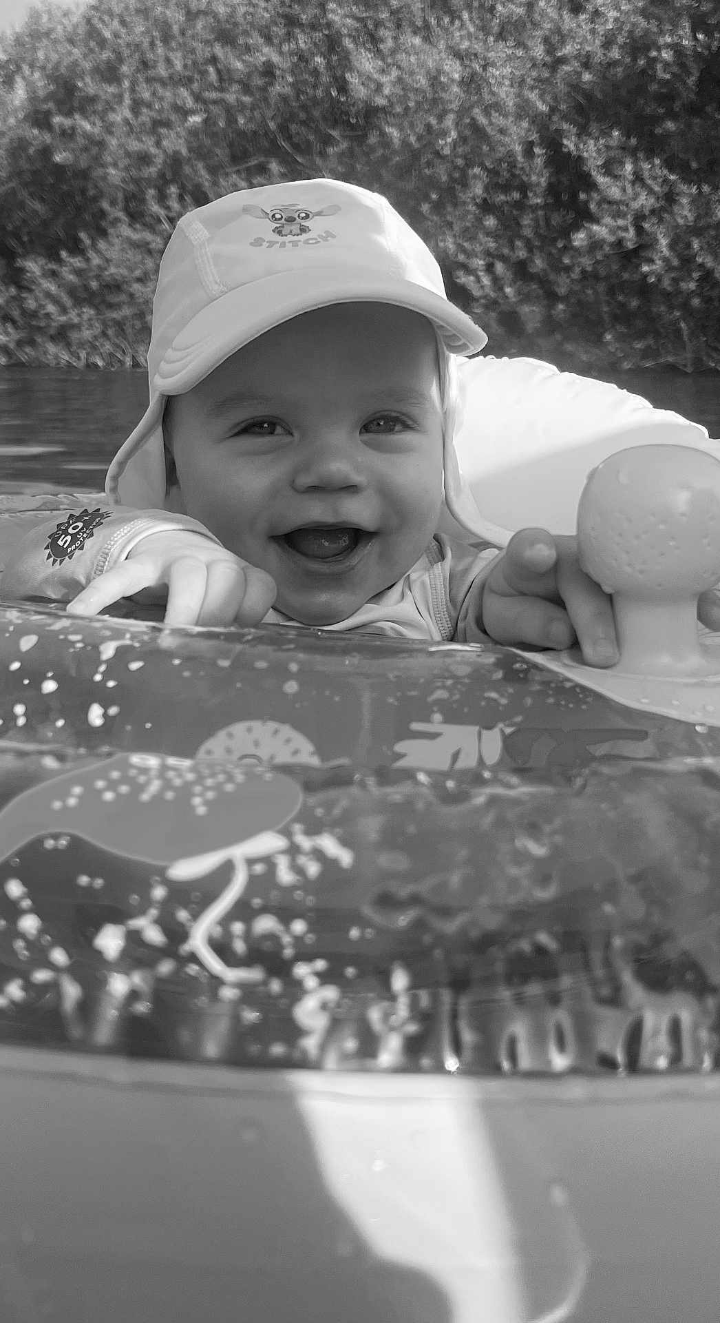 Liam a rejoint le concours — aidez-le/la à gagner de superbes lots ! baby, child, smiling, hat, inflatable, pool, water, float, sun_hat, happy, outdoor, summer, cute, playful, face, hands, toy, splash, closeup, portrait