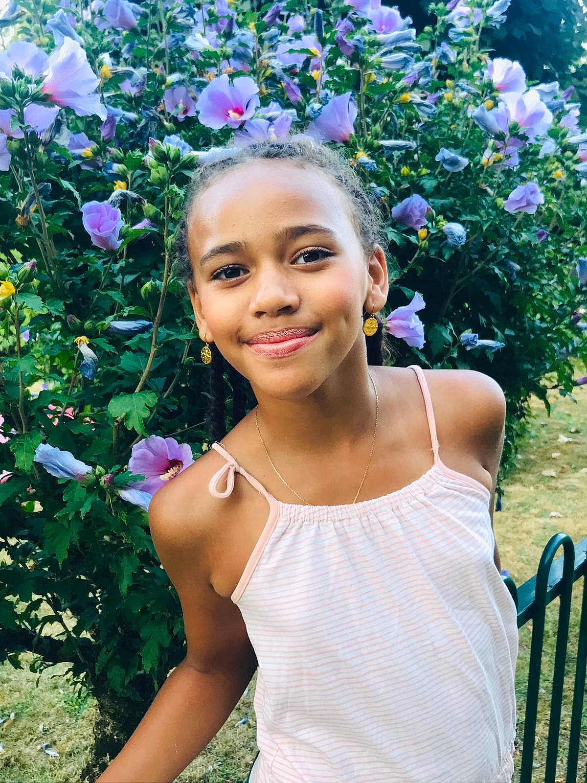 Eva a rejoint le concours — aidez-le/la à gagner de superbes lots ! beauty, botany, flower, hair, hairstyle, joy, lavender, lilac, person, photo_shoot, plant, purple, shoulder, smile, summer