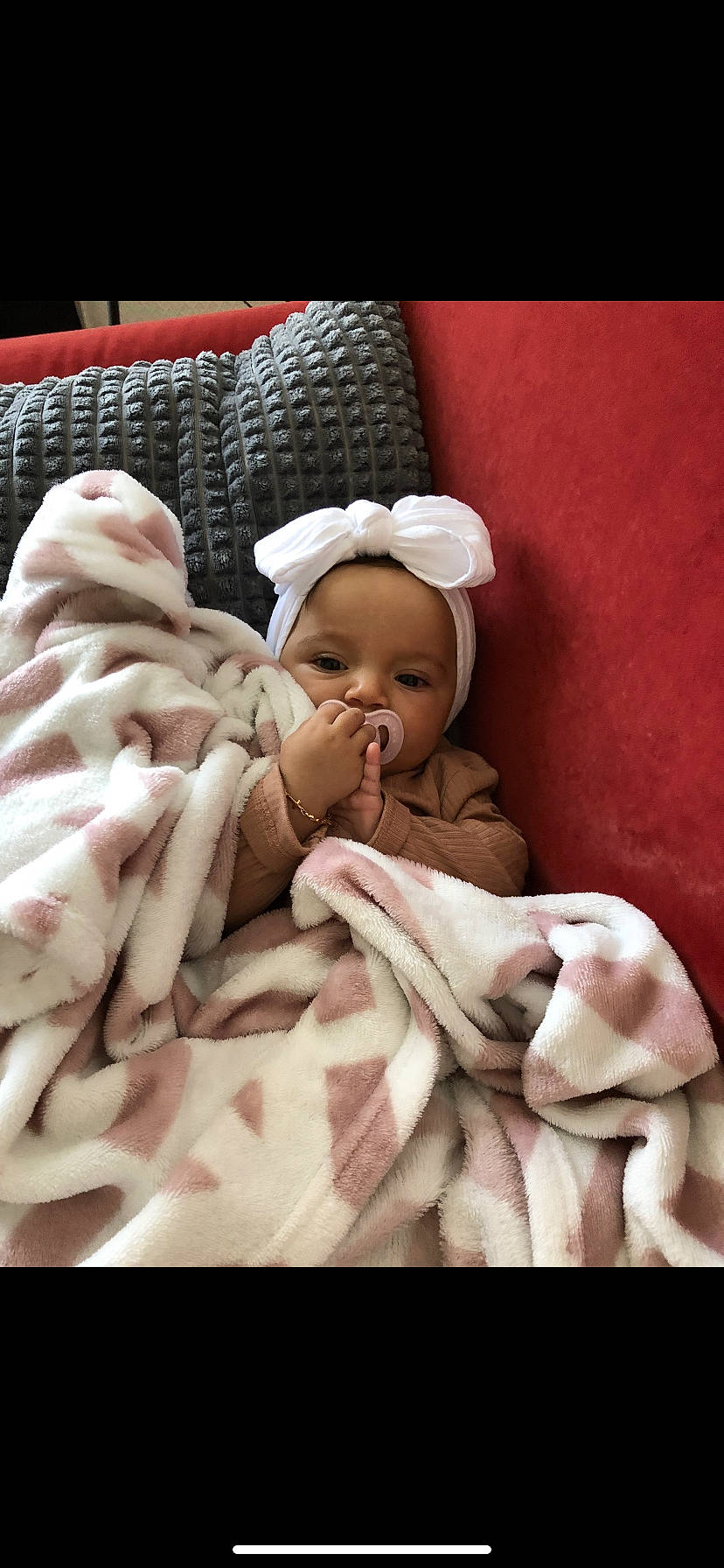 Louciana a rejoint le concours — aidez-le/la à gagner de superbes lots ! baby, baby_products, baby_safety, baby_sleeping, baby_toddler_clothing, bedding, bedtime, cheek, child, comfort, event, flesh, fur, linens, peach, person, pink, room, skin, thumb