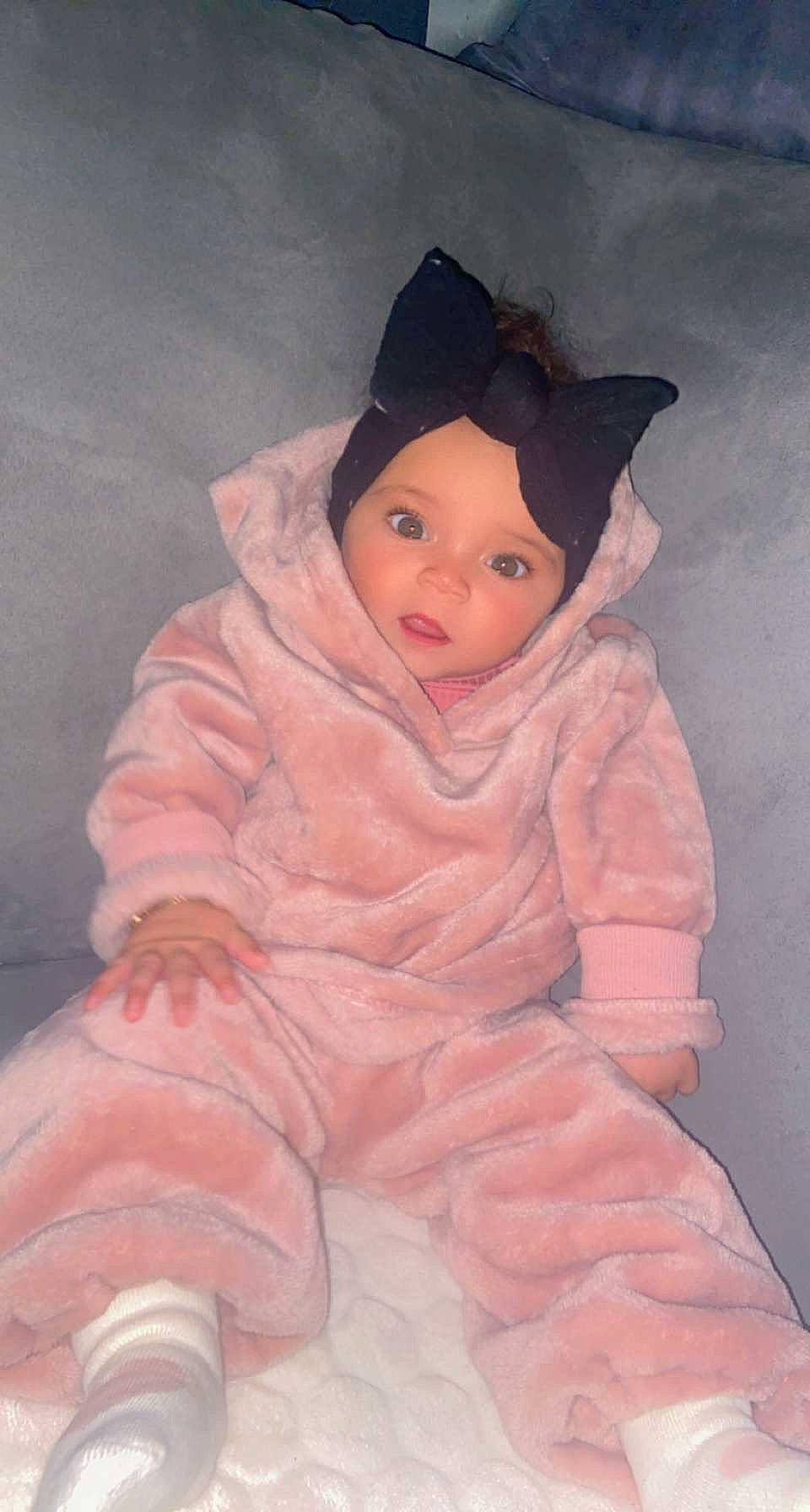 Louciana a rejoint le concours — aidez-le/la à gagner de superbes lots ! art, baby, baby_toddler_clothing, cheek, child, chin, comfort, face, fun, head, headwear, lip, nose, outerwear, paint, person, pink, sitting, sleeve, smile