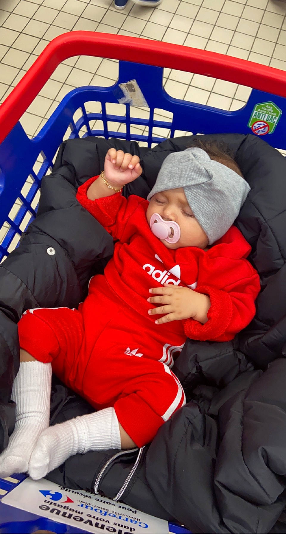 Louciana participe au concours pour gagner de l'argent avec cette photo : baby, baby_carriage, baby_products, baseball_cap, cap, carmine, child, comfort, event, fun, hat, headwear, jacket, lap, leisure, outerwear, person, recreation, santa_claus, sitting
