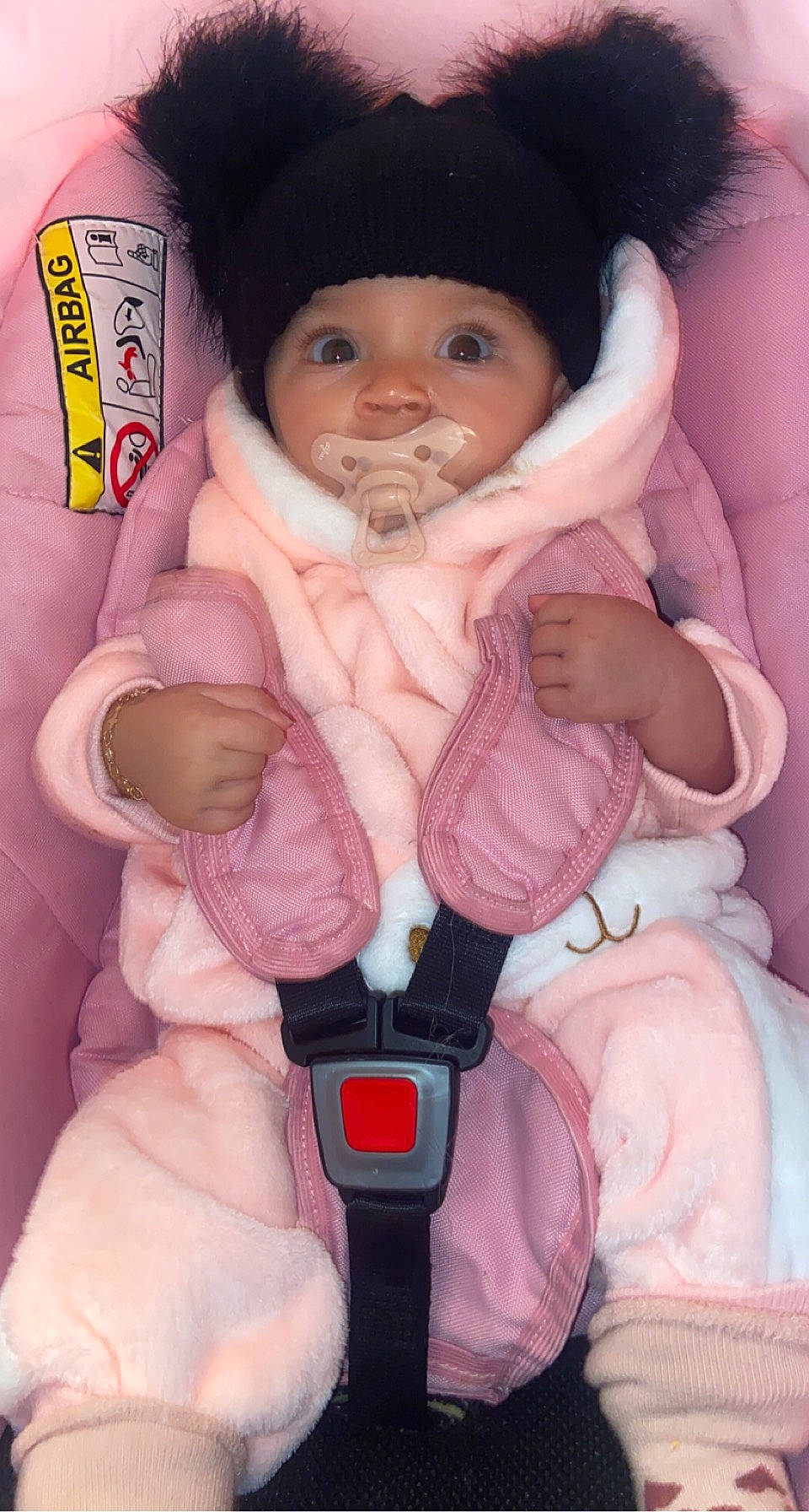 Louciana a rejoint le concours — aidez-le/la à gagner de superbes lots ! arm, cheek, comfort, eye, eyelash, face, finger, gesture, hand, head, headwear, human_body, leg, lip, mouth, muscle, person, pink, product, skin