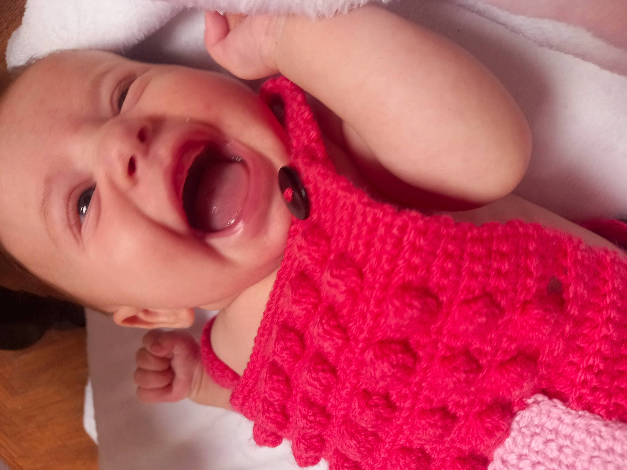 Kyara participe au concours pour gagner de l'argent avec cette photo : baby, baby_toddler_clothing, cheek, creative_arts, ear, eyelash, finger, gesture, hand, iris, lip, nail, neck, nose, organ, person, pink, skin, sleeve, thumb