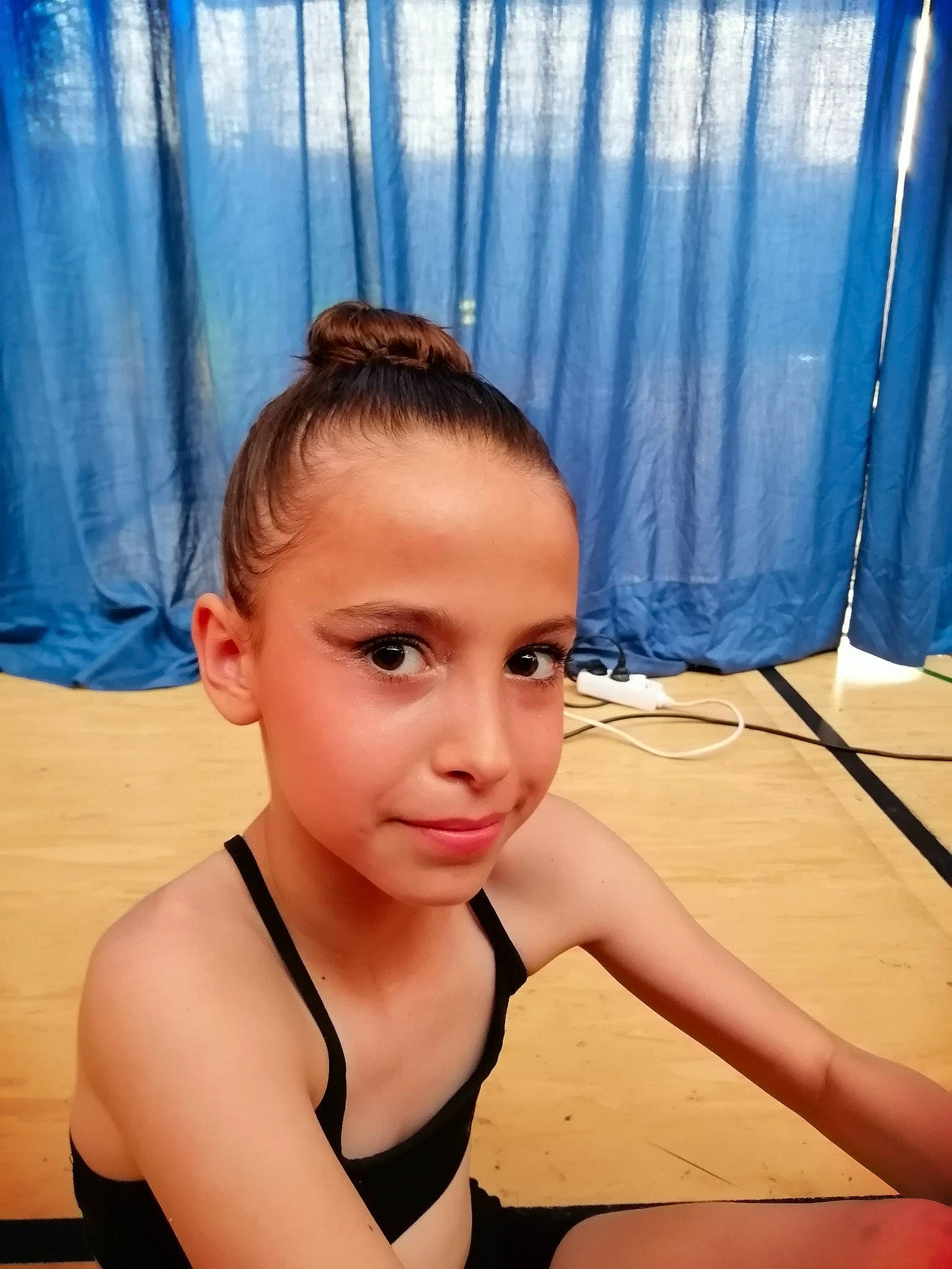 Eden a rejoint le concours — aidez-le/la à gagner de superbes lots ! active_tank, chest, curtain, electric_blue, eyebrow, eyelash, flash_photography, flooring, fun, happy, human_leg, joint, leisure, long_hair, neck, person, shoulder, thigh, trunk, vest