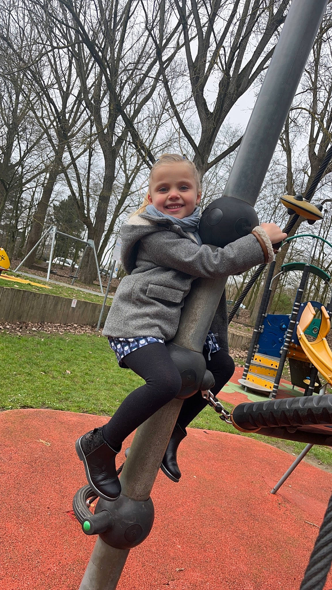 Hasna a rejoint le concours — aidez-le/la à gagner de superbes lots ! city, flooring, fun, grass, happy, human_leg, joy, knee, leisure, outdoor_play_equipment, people, people_in_nature, person, plant, recreation, sitting, sky, smile, swing, thigh