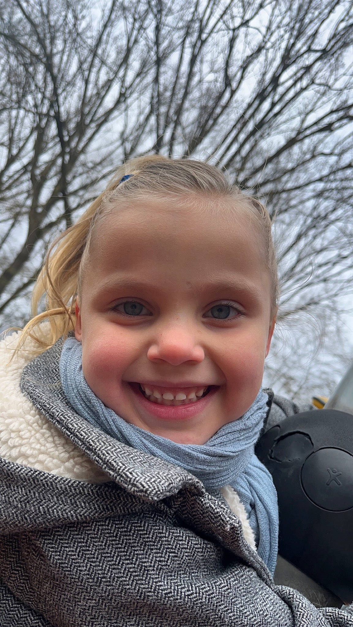 Hasna a rejoint le concours — aidez-le/la à gagner de superbes lots ! ball, cheek, child, chin, eye, flash_photography, football, freezing, fun, grass, happy, iris, joy, leisure, lip, mouth, person, sky, smile, sports_equipment