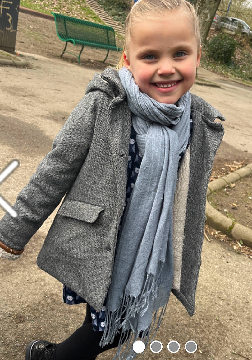 Hasna participe au concours pour gagner de l'argent avec cette photo : bench, blond, child, eye, face, fashion_accessory, fur, grass, head, jacket, joy, leisure, overcoat, pattern, person, plant, scarf, sleeve, smile, toddler