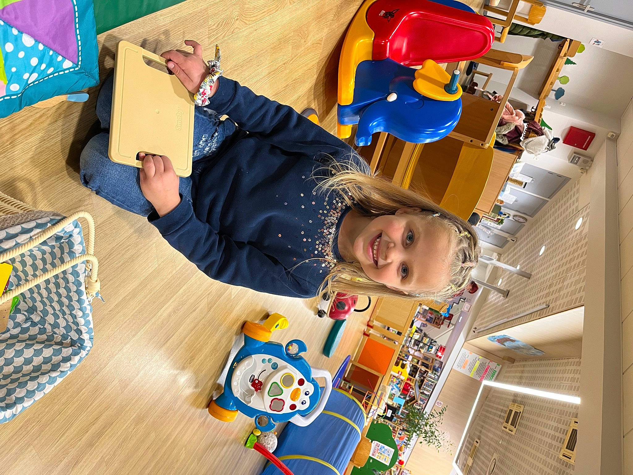 Hasna a rejoint le concours — aidez-le/la à gagner de superbes lots ! art, baby, baby_products, baby_toddler_clothing, baby_toys, child, comfort, fun, happy, joy, leisure, person, play, product, room, smile, toddler, toy, yellow