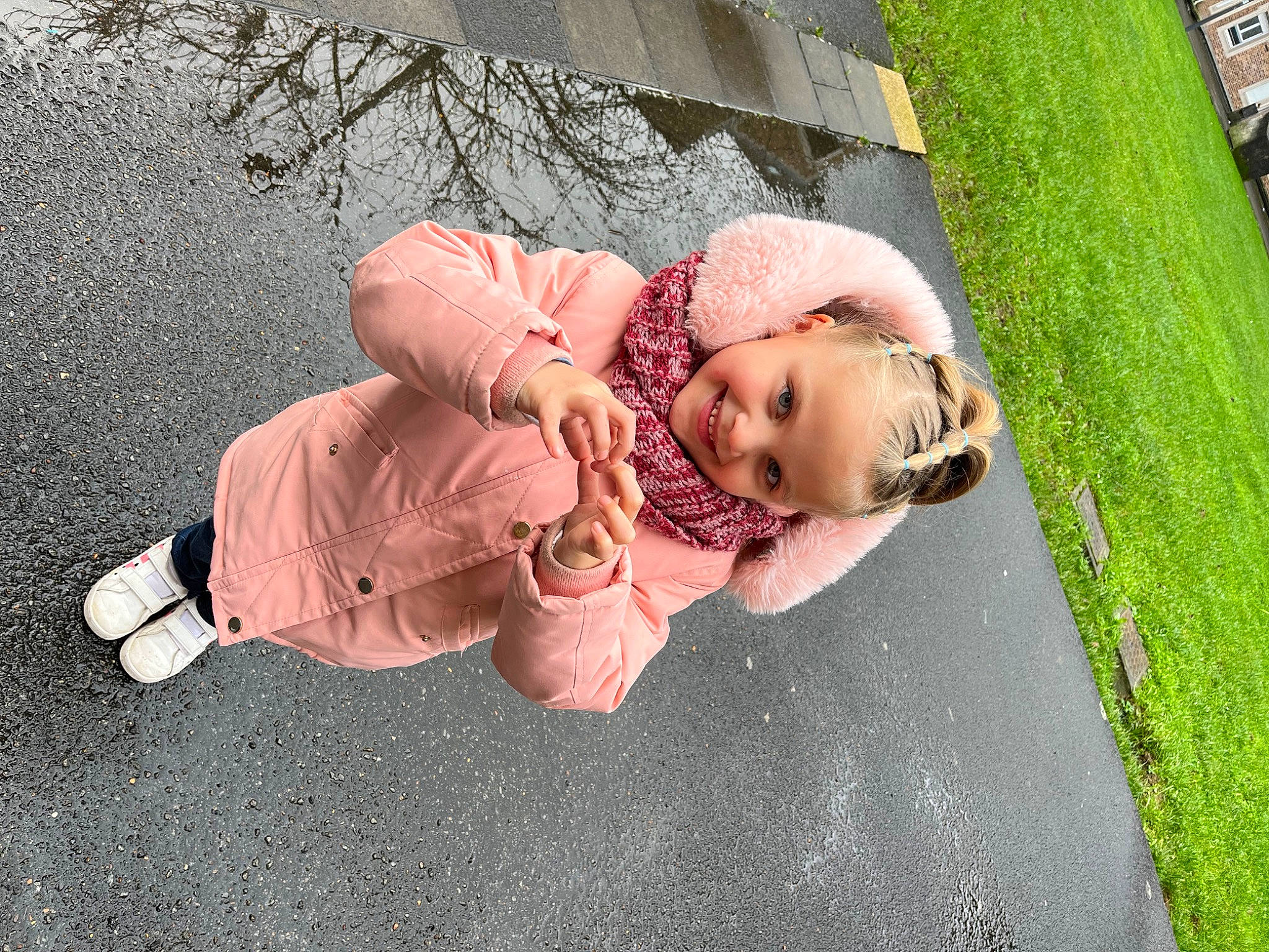 Hasna participe au concours pour gagner de l'argent avec cette photo : asphalt, baby, child, flooring, fun, grass, happy, joy, leisure, people_in_nature, person, pink, plant, recreation, road_surface, sidewalk, sitting, street, sunglasses, toddler