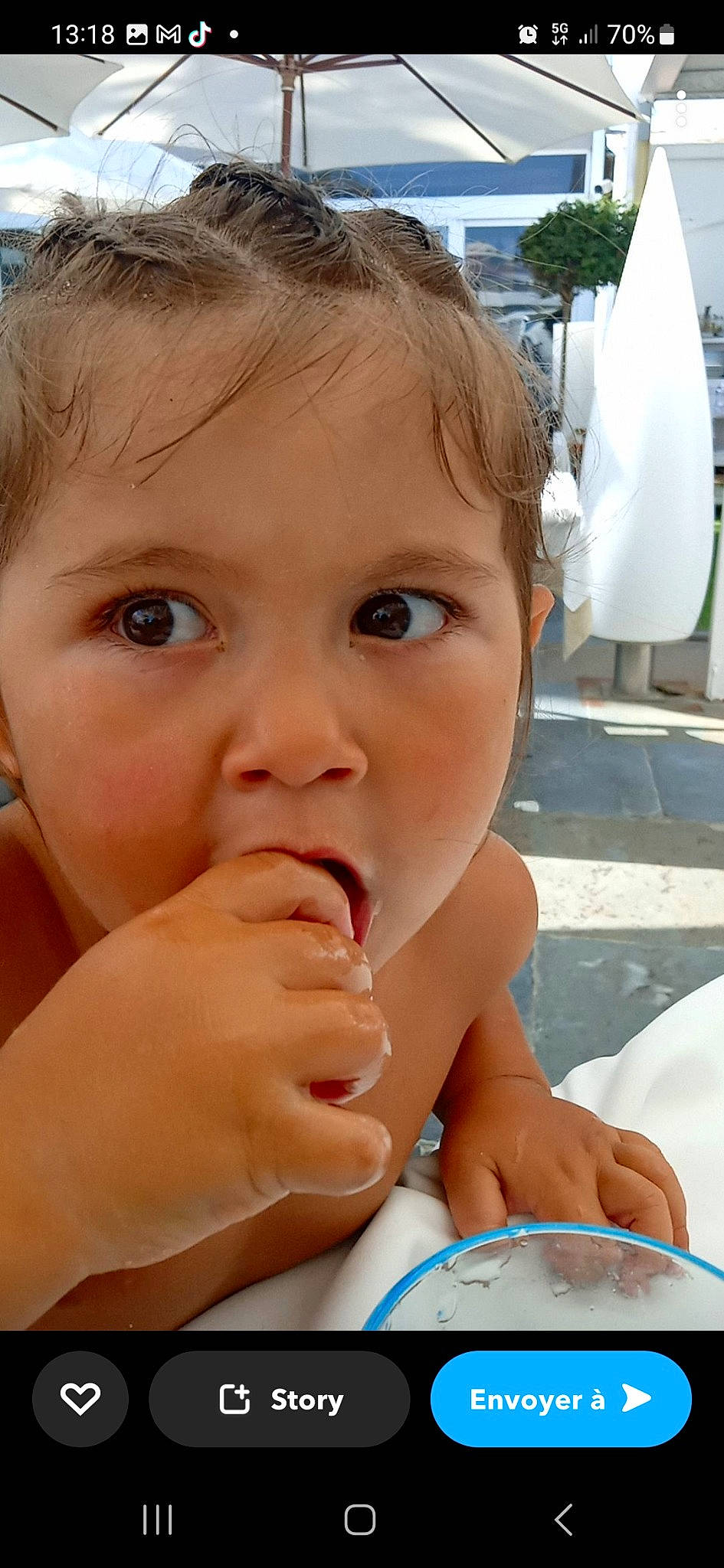 Zahir participe au concours pour gagner de l'argent avec cette photo : cheek, chin, eye, eyebrow, eyelash, finger, gesture, hand, happy, lip, mammal, mouth, nose, people, person, skin, summer, tableware, thumb, toddler