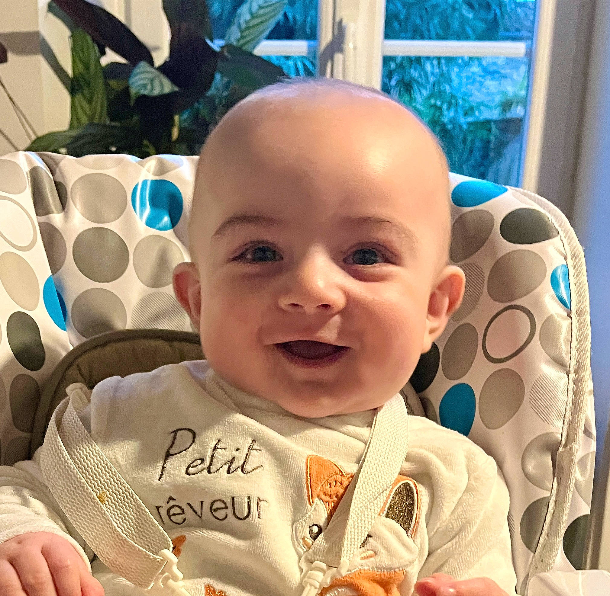 Néo participe au concours pour gagner de l'argent avec cette photo : baby, baby_laughing, baby_toddler_clothing, cheek, child, comfort, cool, event, face, facial_expression, fun, happy, head, laugh, person, plant, sitting, skin, smile, snapshot