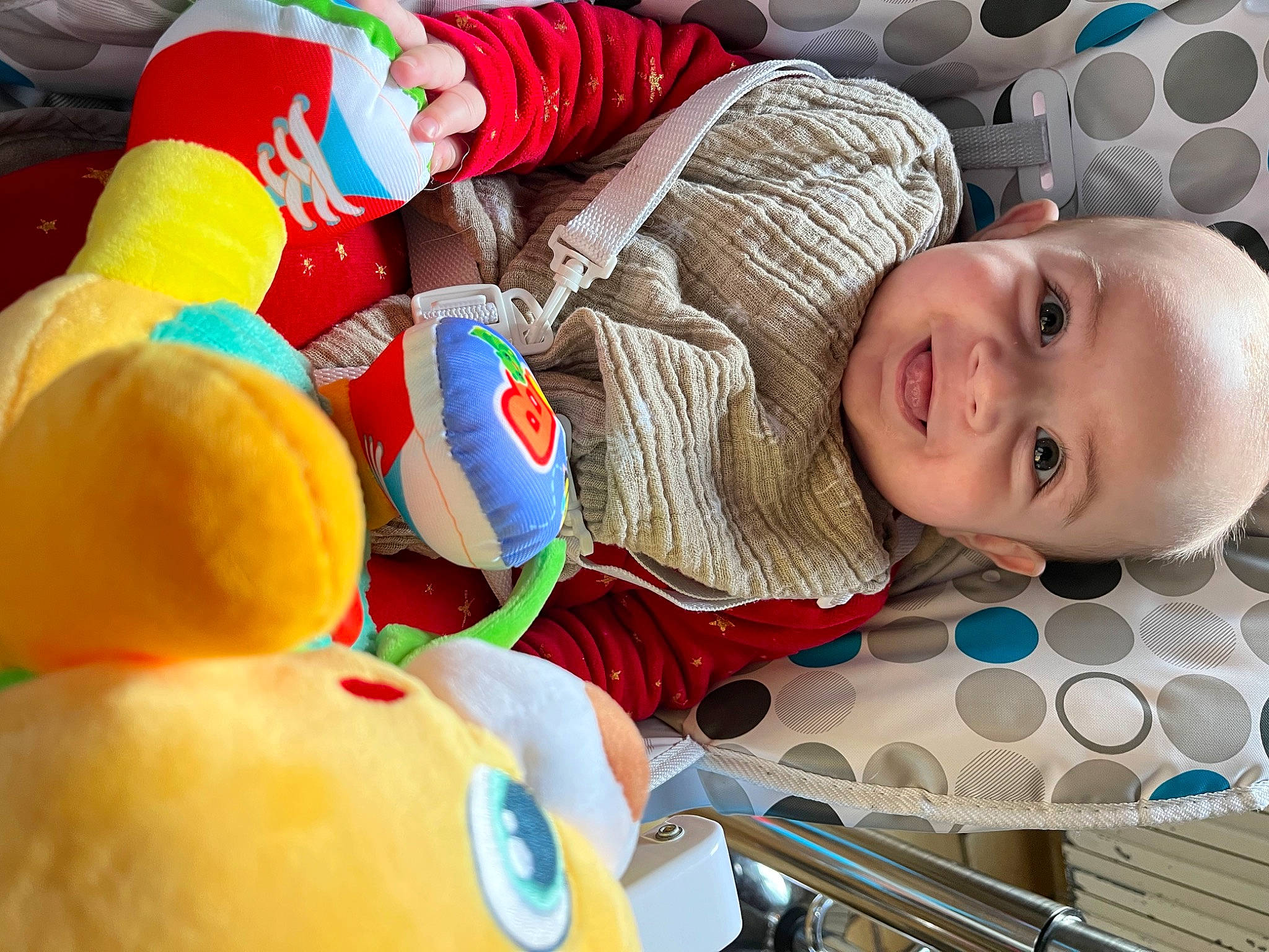 Néo participe au concours pour gagner de l'argent avec cette photo : baby, baby_toddler_clothing, cheek, child, comfort, event, fun, happy, linens, mammal, organ, pattern, person, play, product, smile, stuffed_toy, textile, toddler, toy