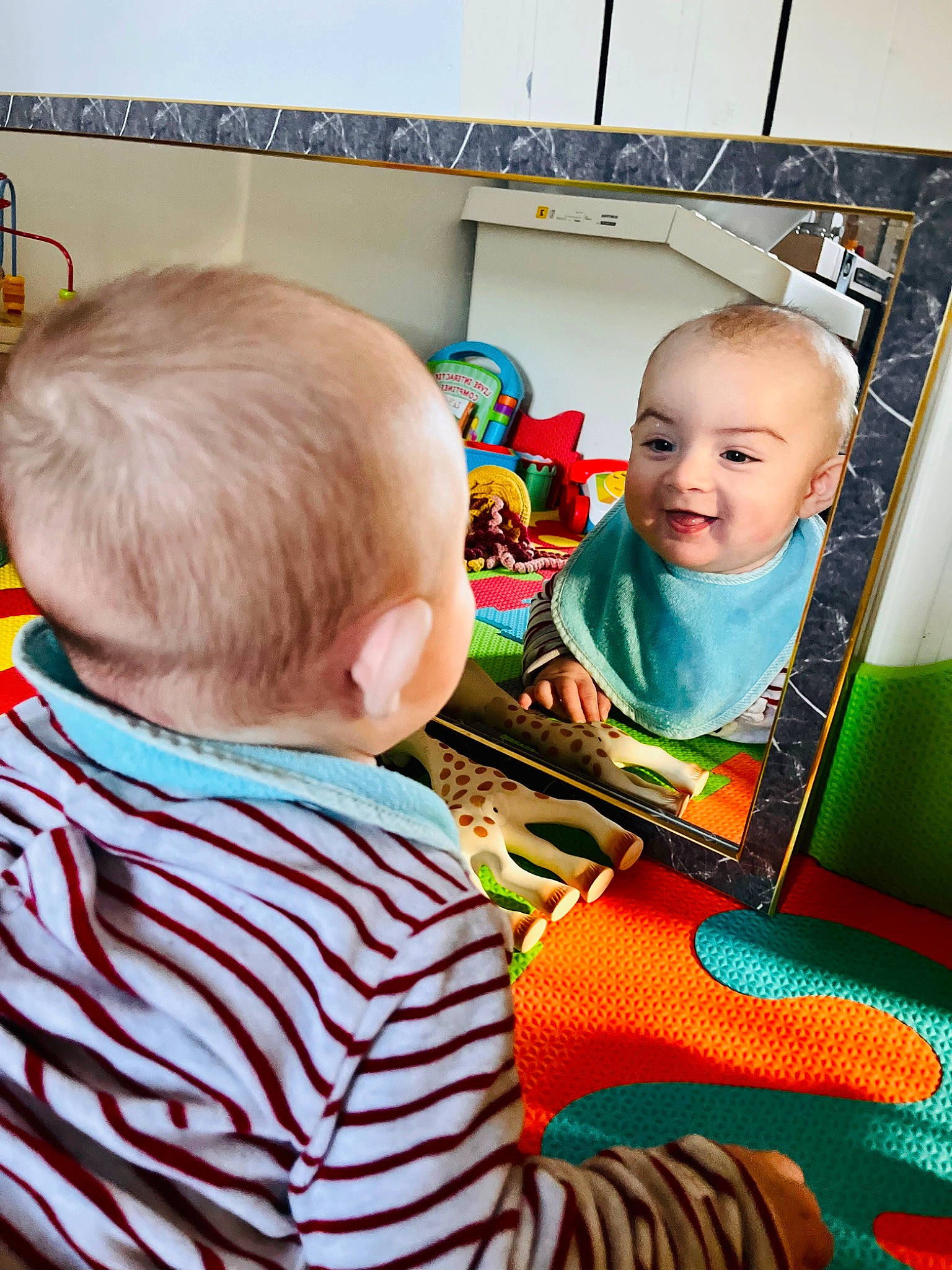 Néo participe au concours pour gagner de l'argent avec cette photo : baby, baby_products, baby_toddler_clothing, baby_toys, cheek, child, comfort, fun, happy, joy, lap, leisure, person, play, room, sharing, sitting, smile, t_shirt, toddler