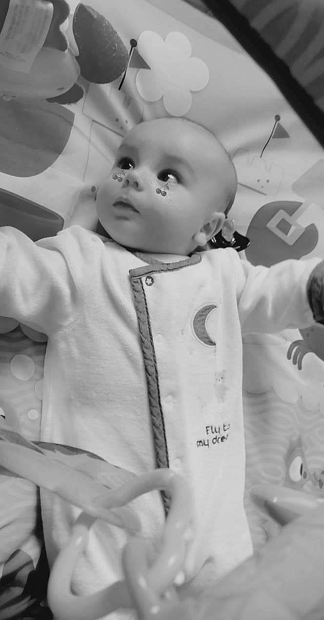 Even a rejoint le concours — aidez-le/la à gagner de superbes lots ! baby, black_and_white, child, monochrome, person, photograph, photography, style, toddler, white