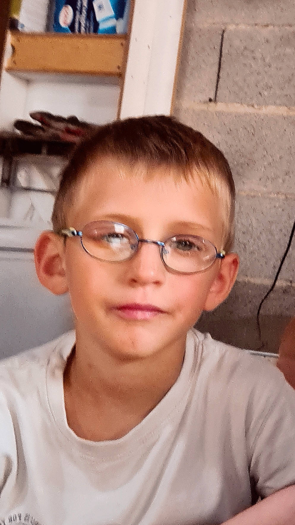 Loic participe au concours pour gagner de l'argent avec cette photo : cheek, chin, cool, ear, eyebrow, eyewear, face, forehead, glasses, hair, hairstyle, jaw, lip, person, smile, vision_care