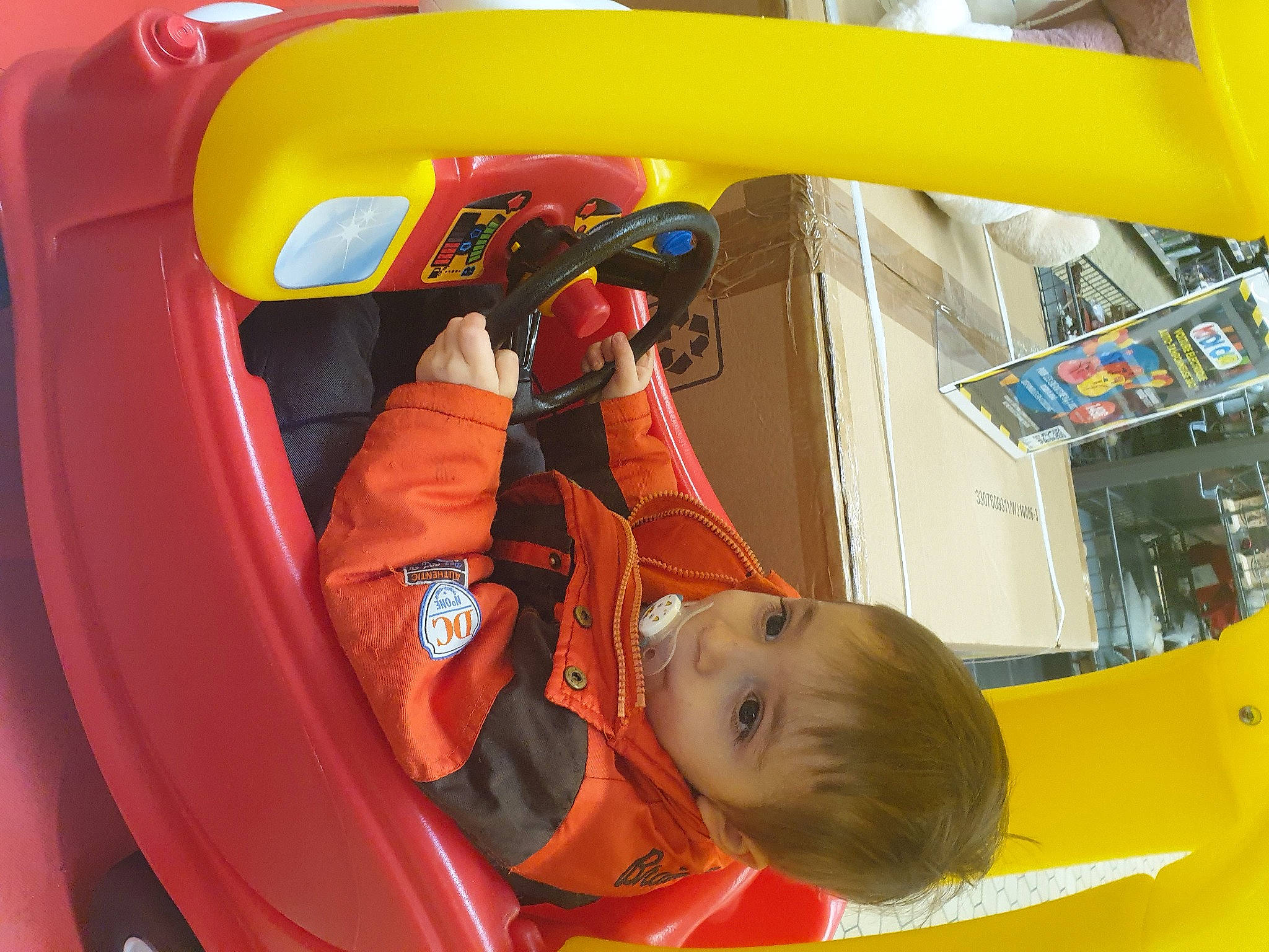 Mathis a rejoint le concours — aidez-le/la à gagner de superbes lots ! automotive_exterior, baby, bumper, engineering, fender, fun, inflatable, leisure, motor_vehicle, outdoor_play_equipment, person, personal_protective_equipment, play, playground, recreation, snapshot, t_shirt, toddler, vehicle_door, white