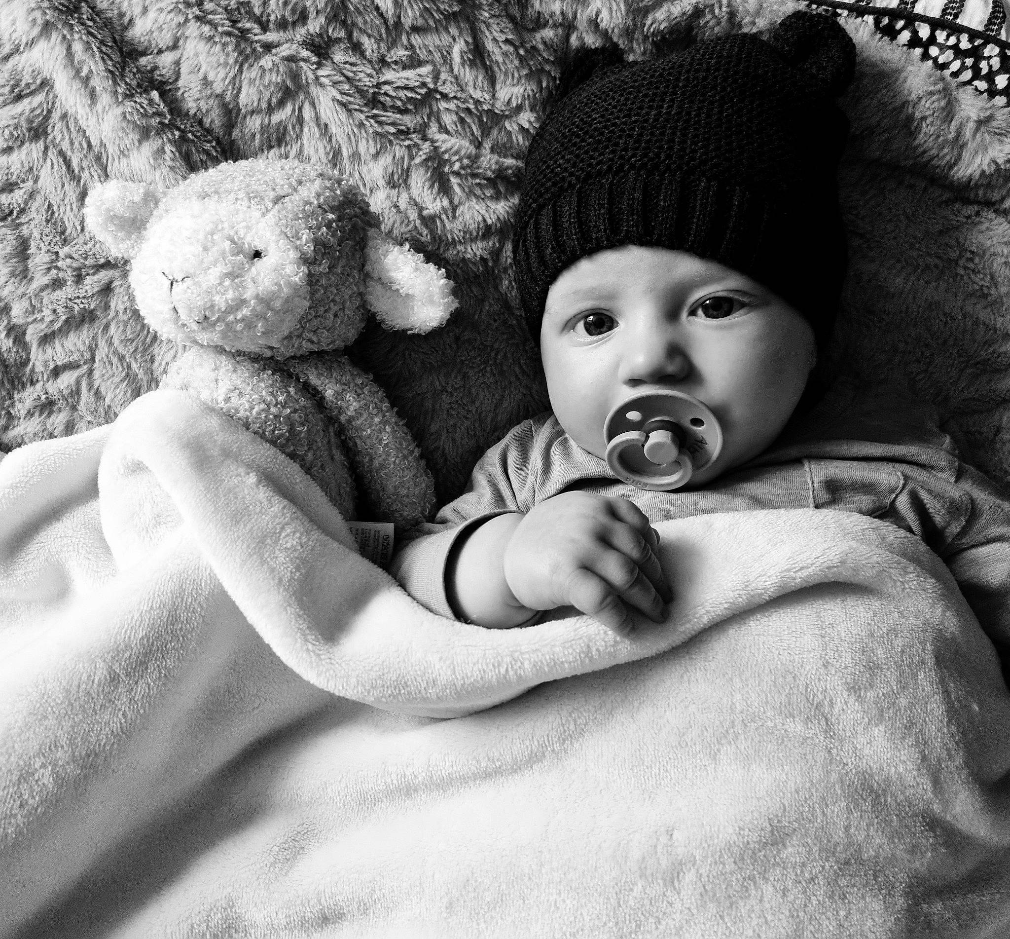 Albin a rejoint le concours — aidez-le/la à gagner de superbes lots ! art, baby, baby_sleeping, black_and_white, cap, child, comfort, eye, facial_expression, flash_photography, gesture, happy, head, headgear, headwear, human_body, linens, person, skin, textile