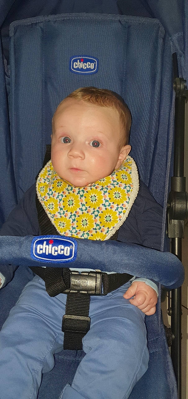 Albin a rejoint le concours — aidez-le/la à gagner de superbes lots ! auto_part, baby, baby_carriage, baby_products, baby_safety, baby_toddler_clothing, blue, car_seat, cheek, child, comfort, electric_blue, eye, face, iris, person, product, seat_belt, skin, surprise