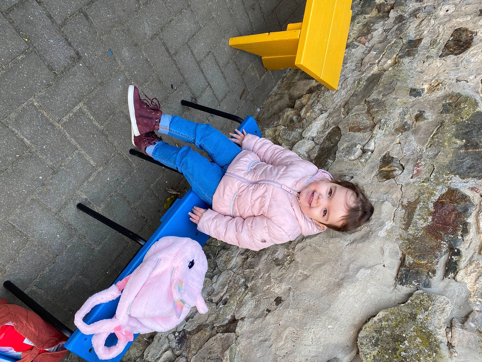 Camillia a rejoint le concours — aidez-le/la à gagner de superbes lots ! adventure, asphalt, concrete, electric_blue, flooring, fun, grass, joy, leisure, people, people_in_nature, person, plastic, play, recreation, road_surface, sidewalk, sitting, soil, toddler