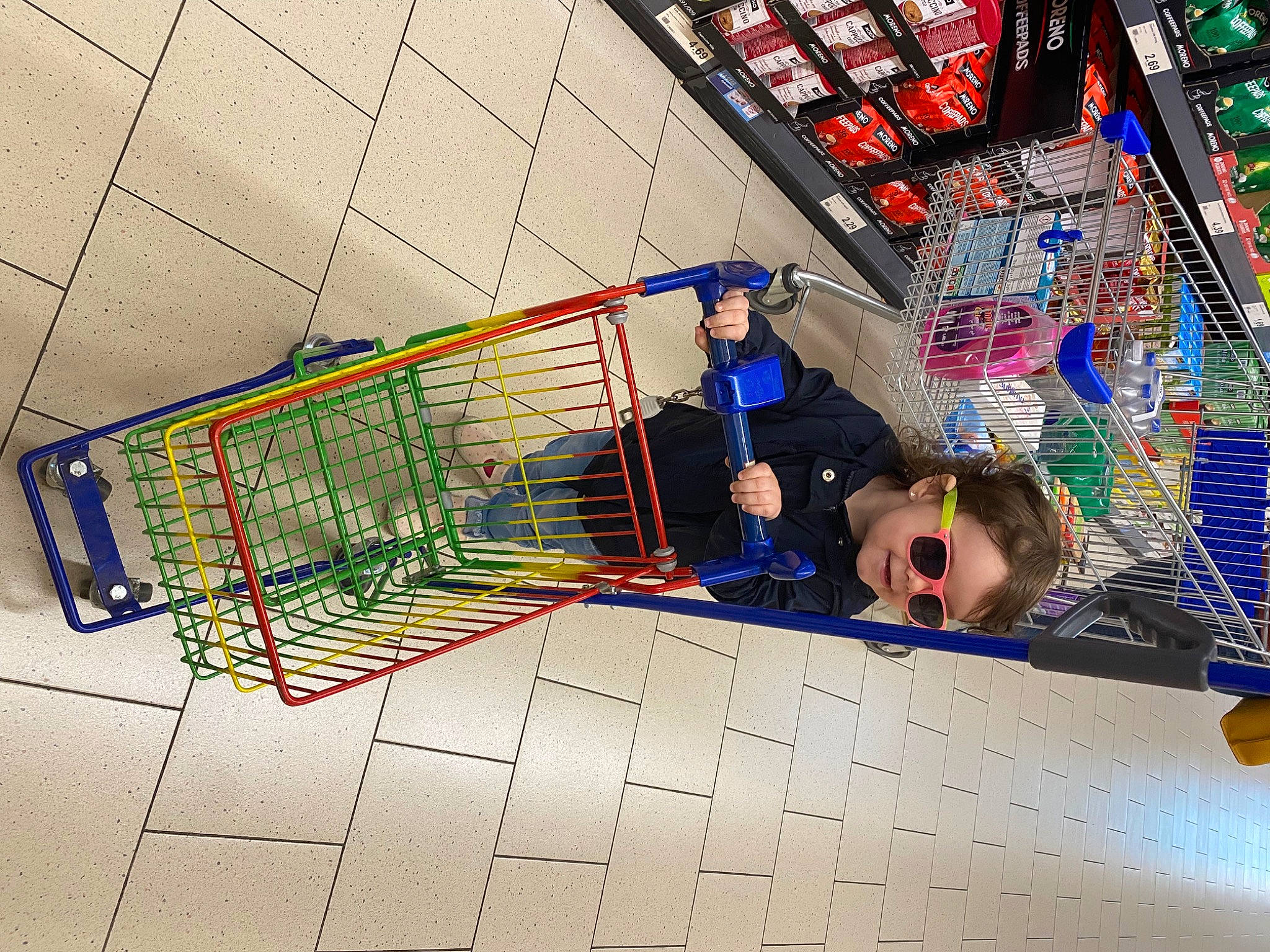 Camillia participe au concours pour gagner de l'argent avec cette photo : cart, electric_blue, engineering, event, eyewear, flooring, fun, leisure, magenta, net, pattern, person, play, recreation, shopping_cart, space, sunglasses, symmetry, visual_arts