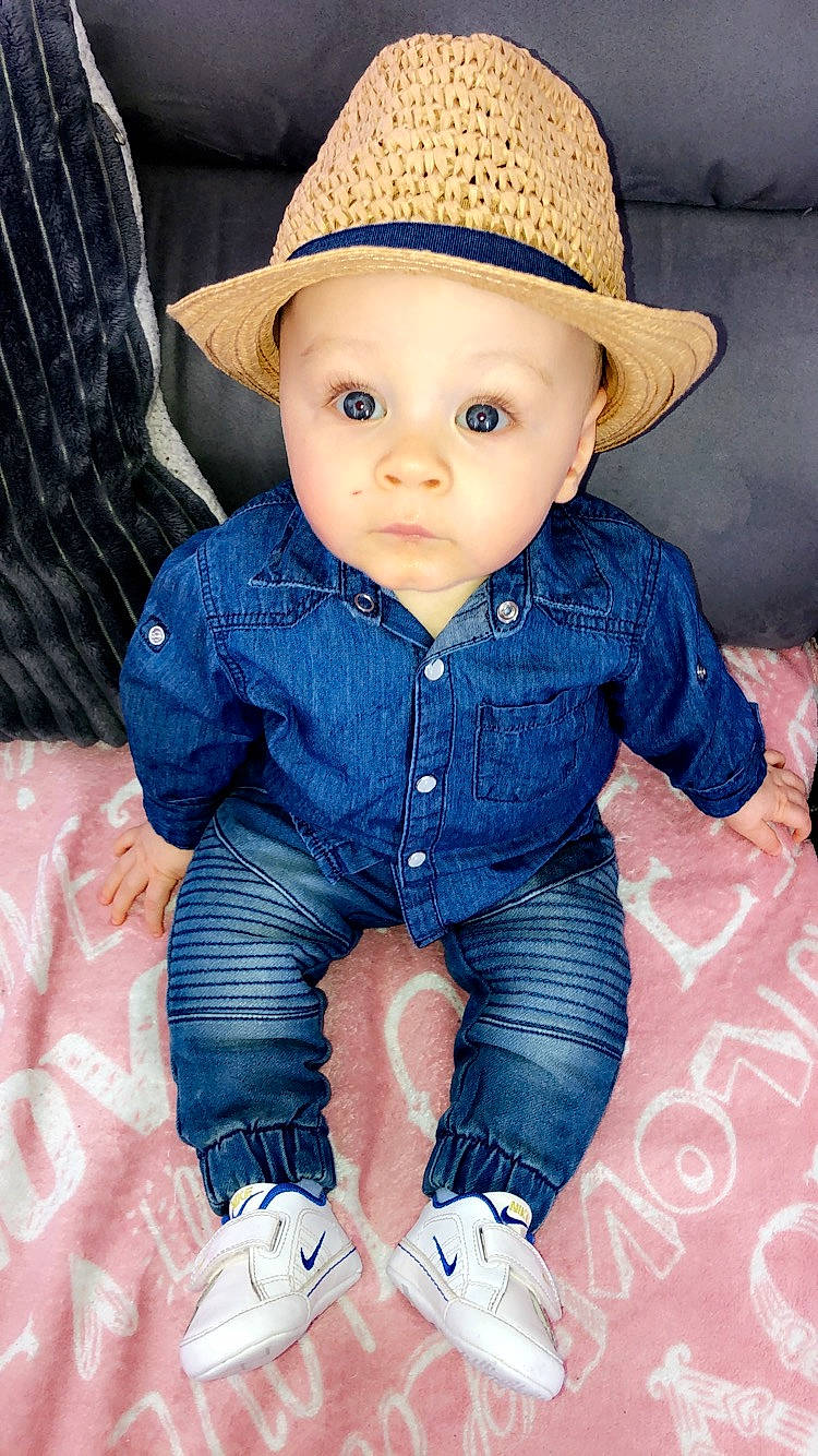 Owenn participe au concours pour gagner de l'argent avec cette photo : baby, baby_toddler_clothing, cap, cheek, child, child_model, clothing, cool, denim, fashion_accessory, hat, headgear, jeans, outerwear, person, sleeve, sun_hat, textile, toddler