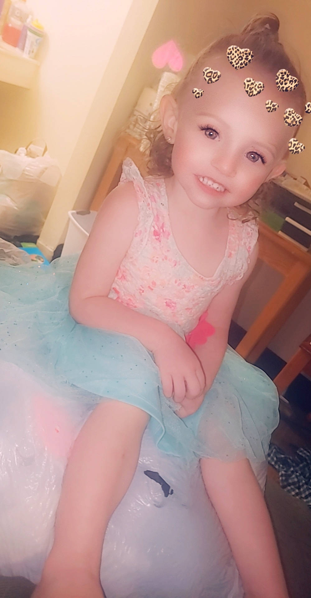 Paizlee is registered to the contest to win money with this photo: beauty, cheek, chest, child, hair_accessory, person, pink, skin, toddler, trunk