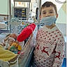 Mathis a rejoint le concours — aidez-le/la à gagner de superbes lots ! child, infant, hospital, crib, medical_equipment, face_mask, boy, baby, toys, sweater, reindeer_pattern, blanket, monitor, healthcare, patient, room, care, portrait, indoor, family