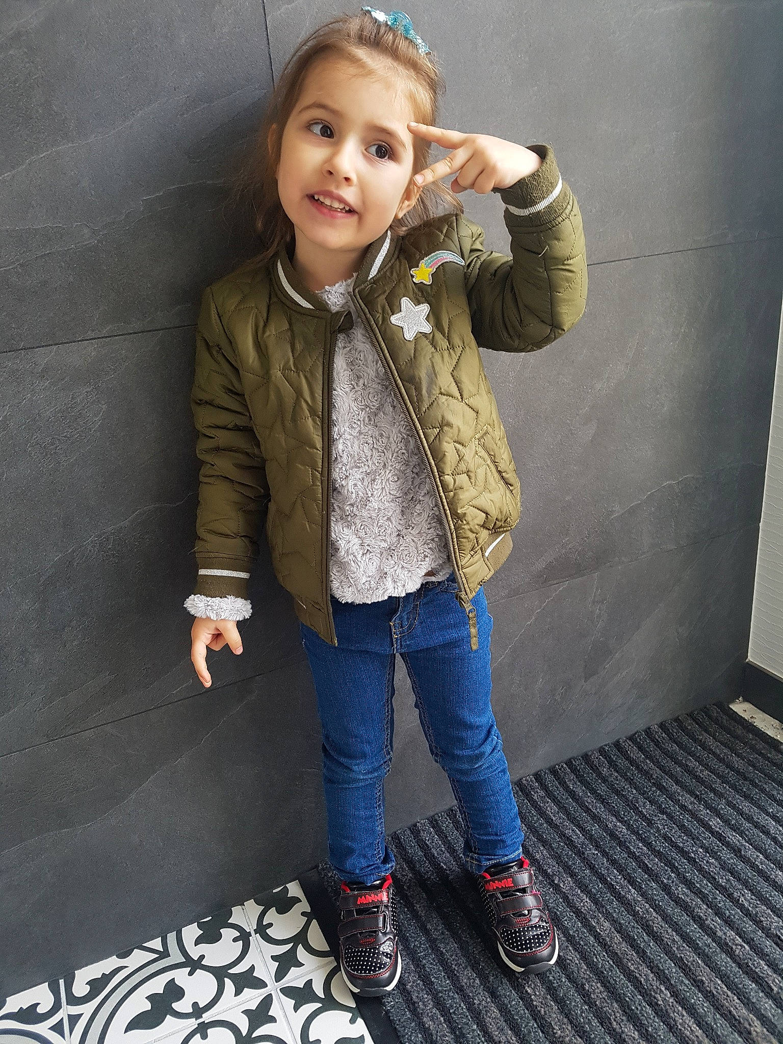 Célia participe au concours pour gagner de l'argent avec cette photo : child, child_model, clothing, denim, footwear, jacket, jeans, outerwear, parka, person, shoe, sleeve, smile, standing, toddler, top, trousers