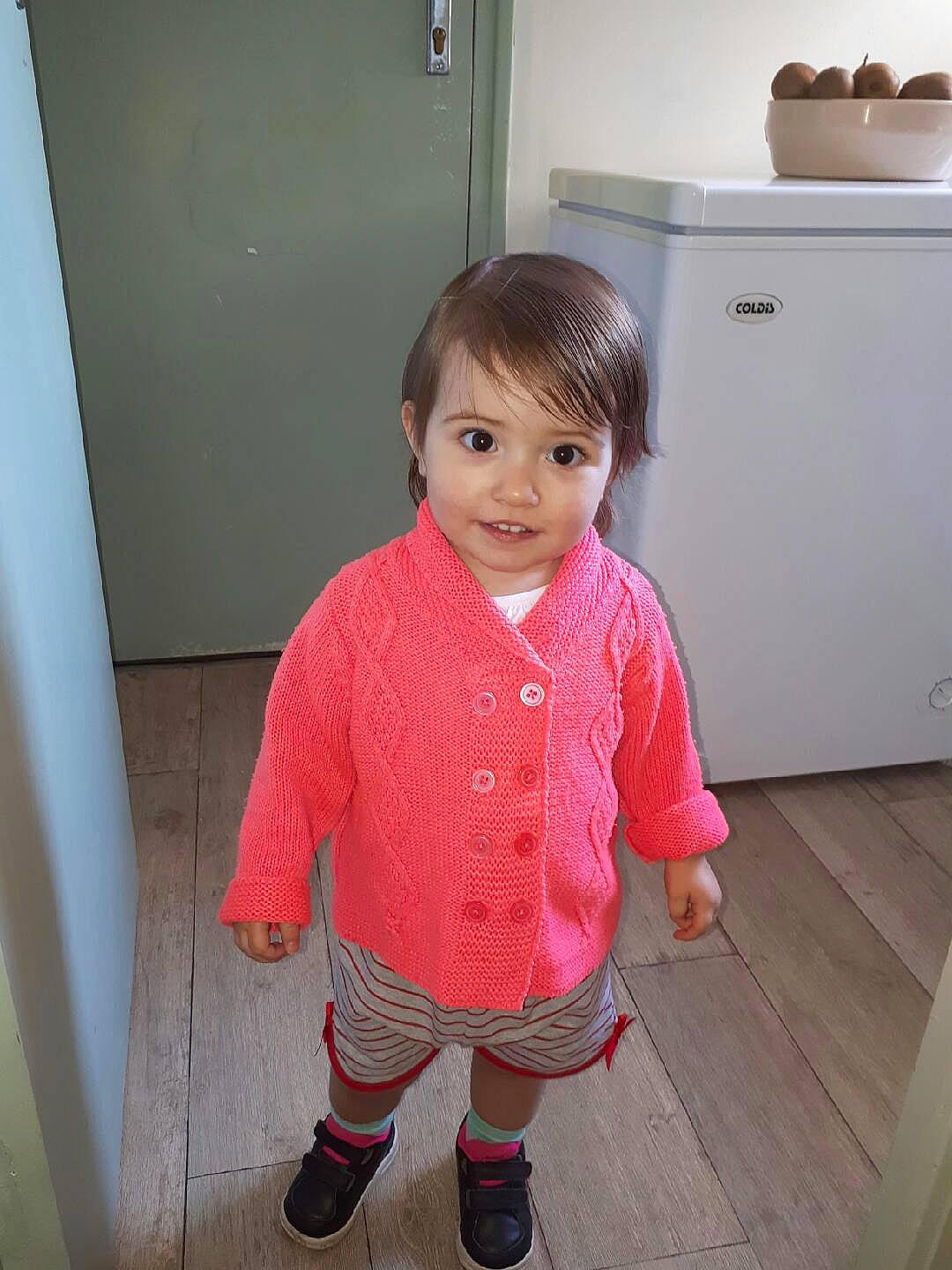 Célia participe au concours pour gagner de l'argent avec cette photo : baby, child, outerwear, person, pink, skin, standing, t_shirt, toddler