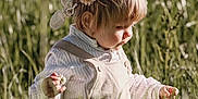 Maya a rejoint le concours — aidez-le/la à gagner de superbes lots ! baby, babycrawling, blonde, brownhair, clothing, crawling, dress, face, grass, hair, happy, head, person, photography, plant, portrait, sitting, sleeve