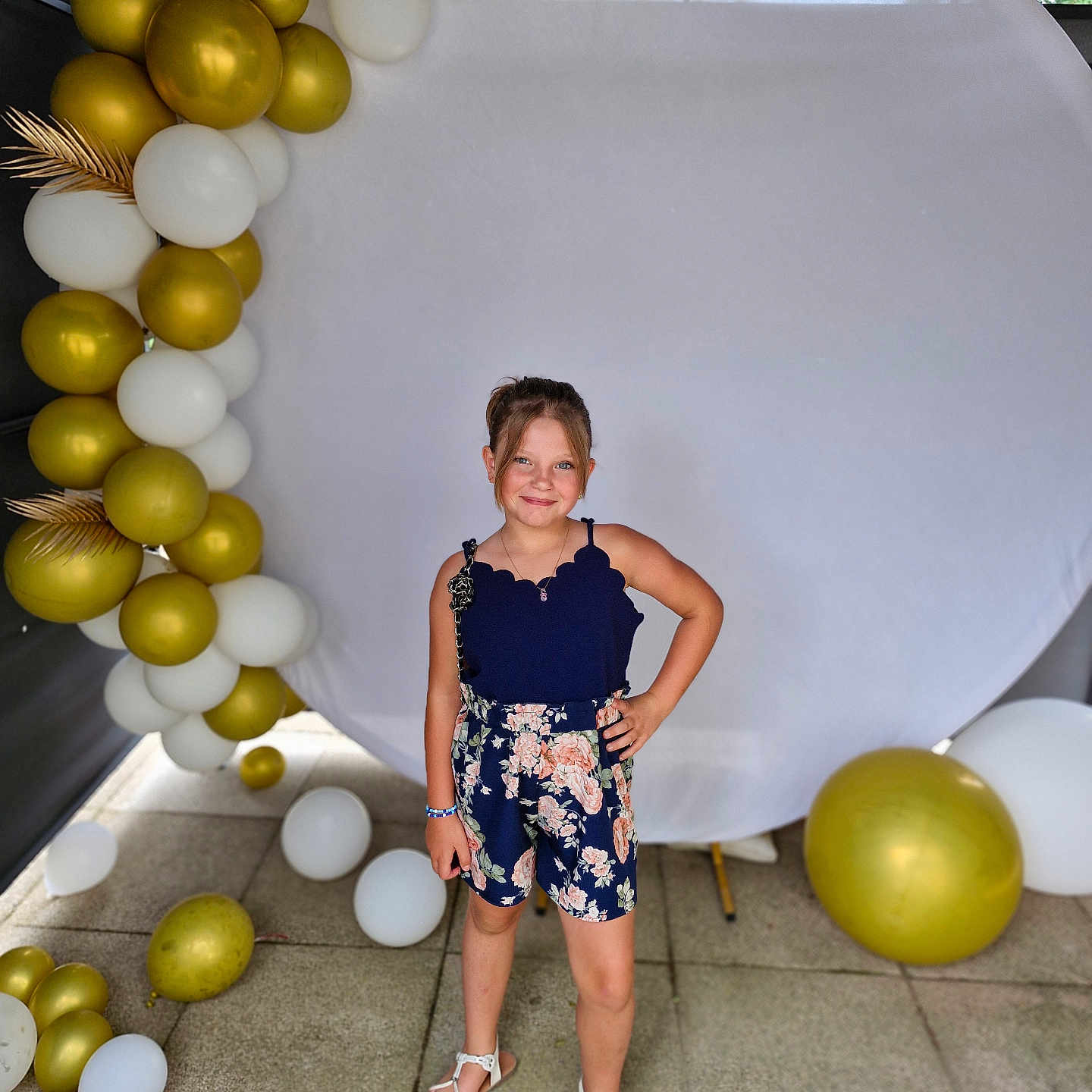 Oriana a rejoint le concours — aidez-le/la à gagner de superbes lots ! accessories, adult, balloon, clothing, dress, egg, eveningdress, female, food, footwear, formalwear, jewelry, necklace, people, person, sandal, shoe, shorts, sphere, woman