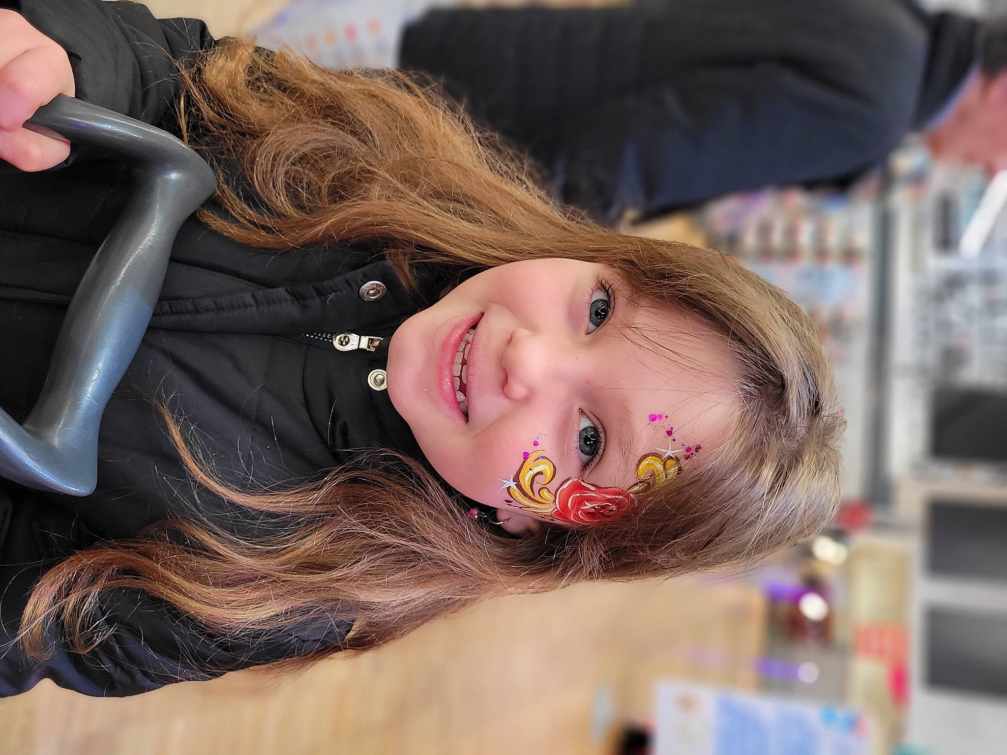 Oriana a rejoint le concours — aidez-le/la à gagner de superbes lots ! blond, brown_hair, cheek, child, eyebrow, eyelash, fun, fur, hair_coloring, happy, iris, joy, leisure, lip, long_hair, magenta, nose, person, portrait_photography, skin