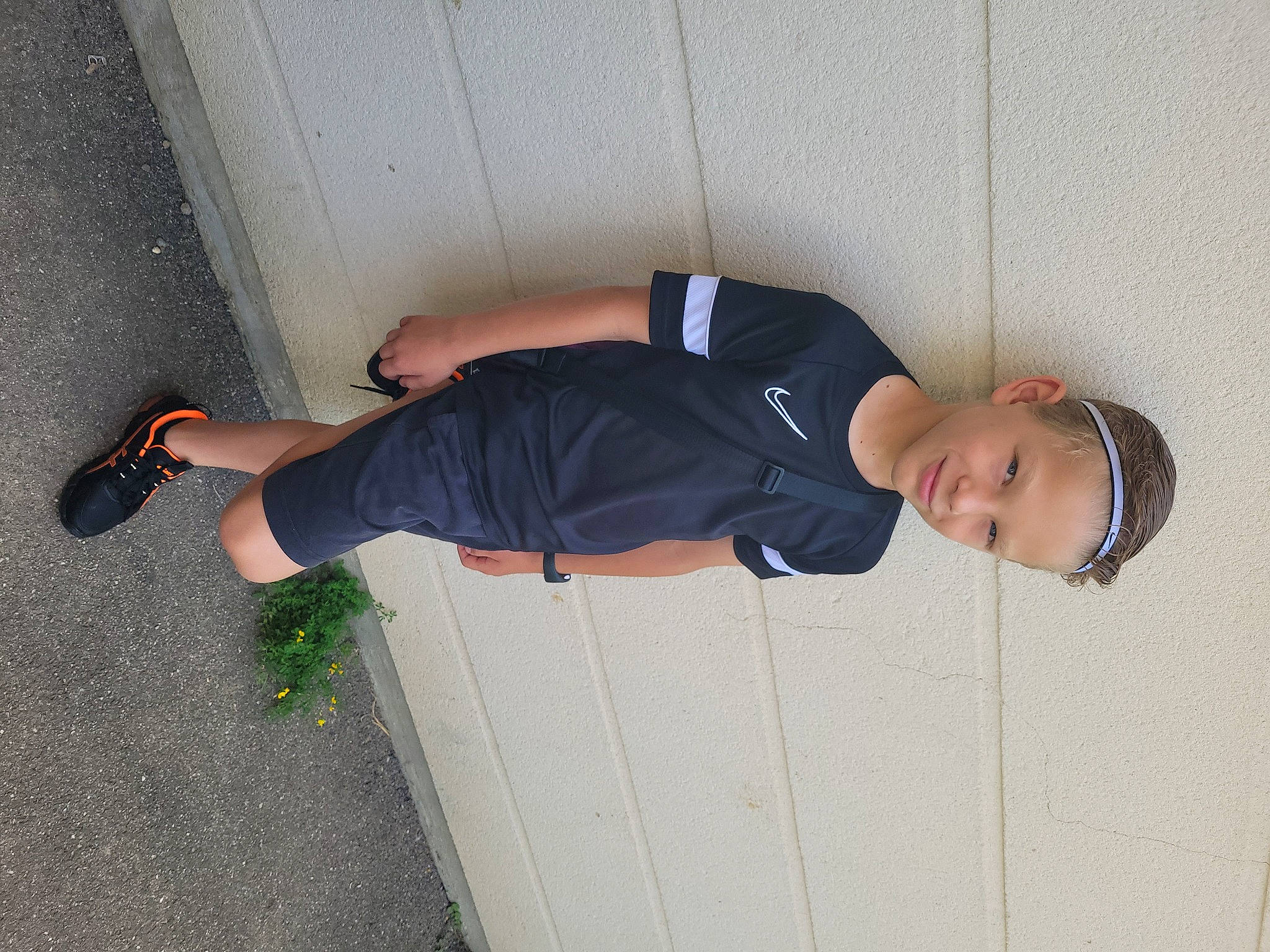 Ilaryo a rejoint le concours — aidez-le/la à gagner de superbes lots ! asphalt, concrete, elbow, human_body, human_leg, joy, knee, leg, outdoor_shoe, person, recreation, sleeve, sportswear, t_shirt, thigh, walking_shoe, wood