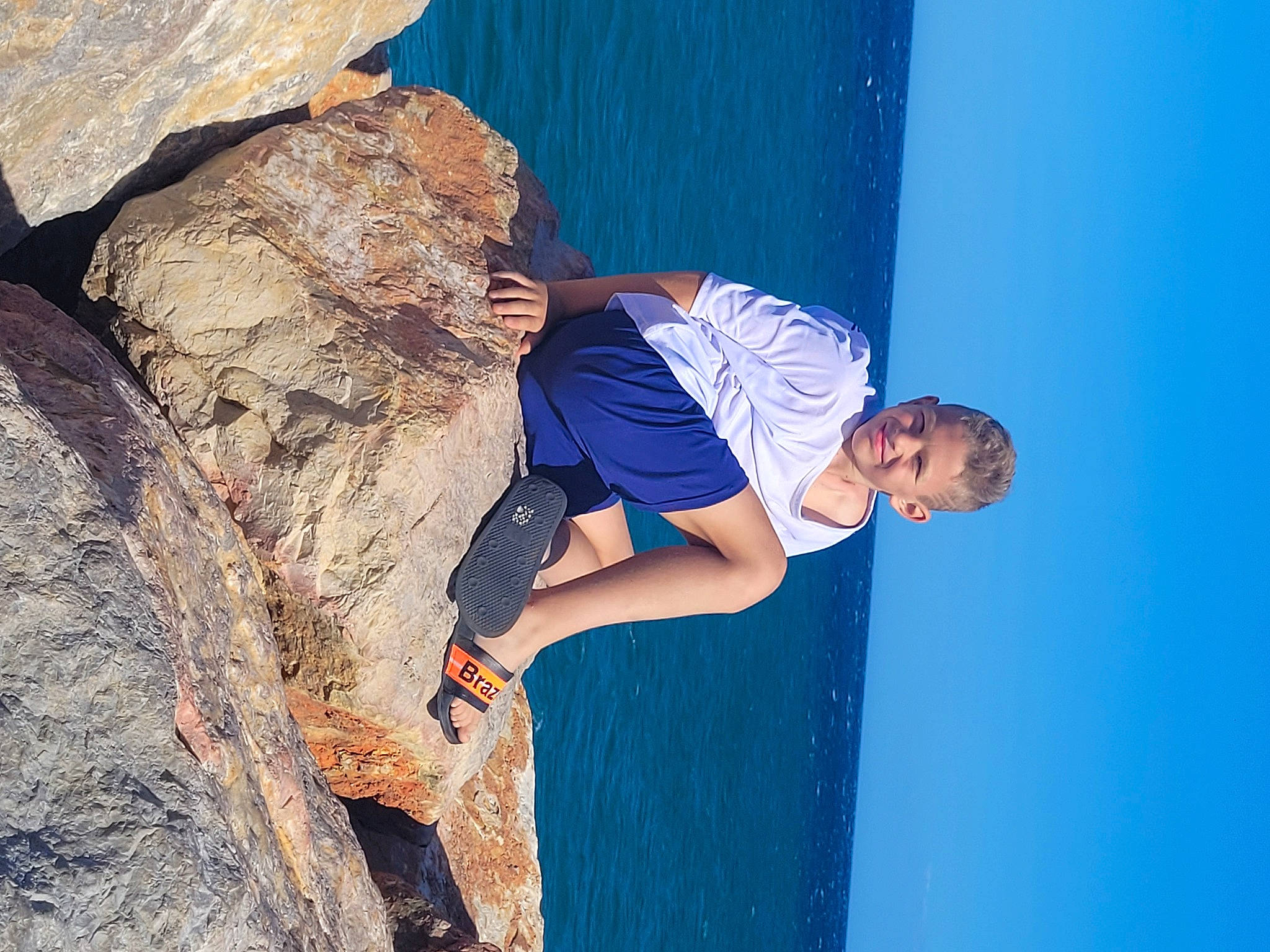 Ilaryo participe au concours pour gagner de l'argent avec cette photo : adventure, azure, bedrock, blue, coastal_and_oceanic_landforms, elbow, electric_blue, formation, happy, joy, klippe, leisure, people_in_nature, person, recreation, rock, sky, sport_climbing, t_shirt, travel