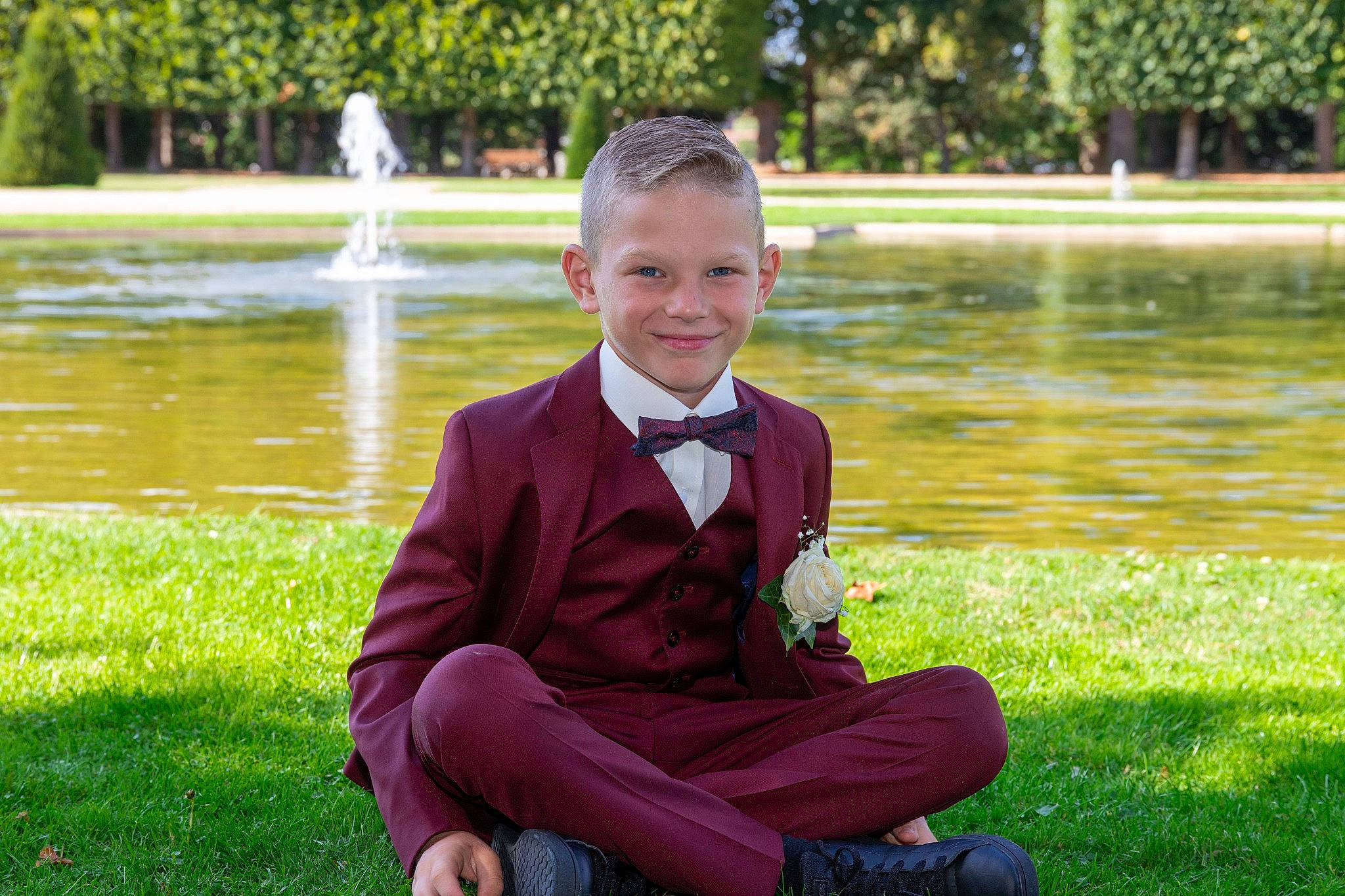 Ilaryo participe au concours pour gagner de l'argent avec cette photo : bank, botany, dress, fun, grass, green, happy, joy, lake, lawn, leisure, people_in_nature, person, plant, shirt, smile, standing, suit, tree, trousers