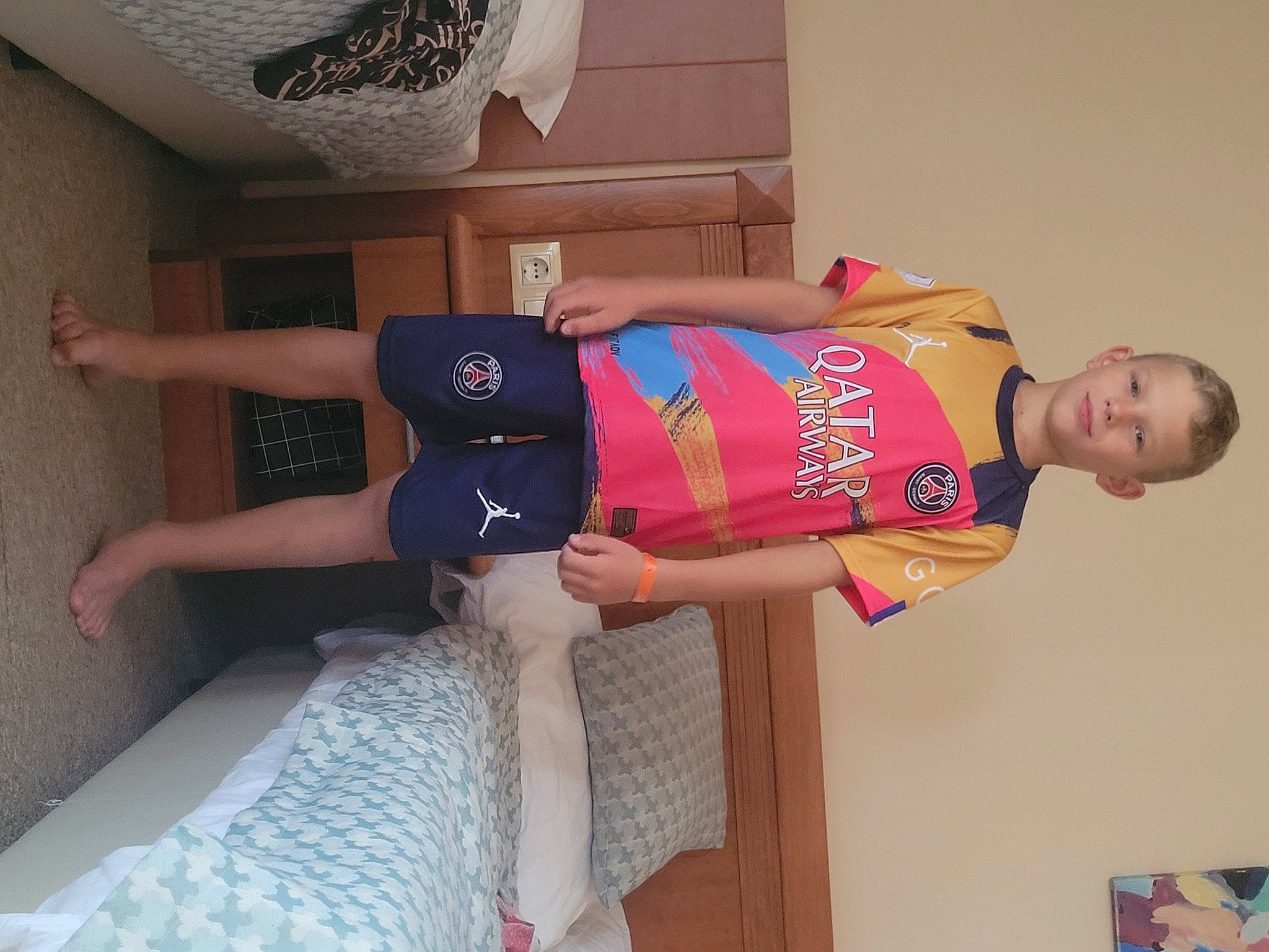 Ilaryo participe au concours pour gagner de l'argent avec cette photo : abdomen, calf, comfort, elbow, flooring, foot, fun, hip, human_leg, joint, joy, knee, person, room, shoulder, sleeve, sportswear, t_shirt, thigh, trunk